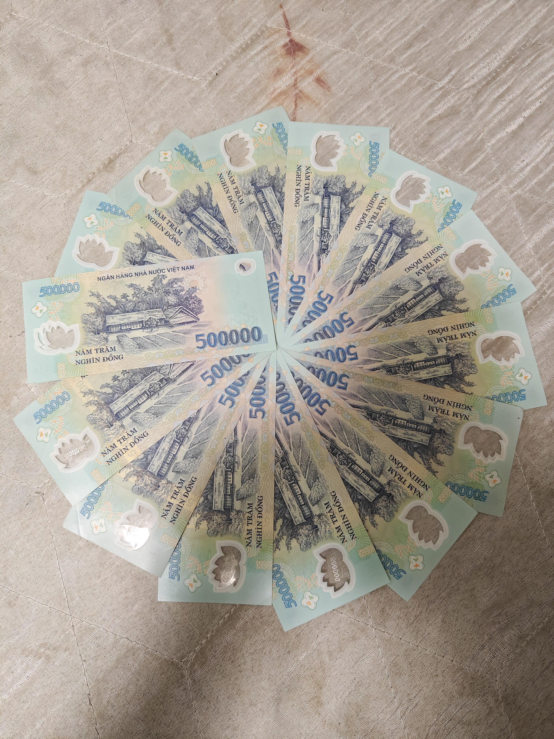 越南盾鈔票，行程加價常發生在現場付現