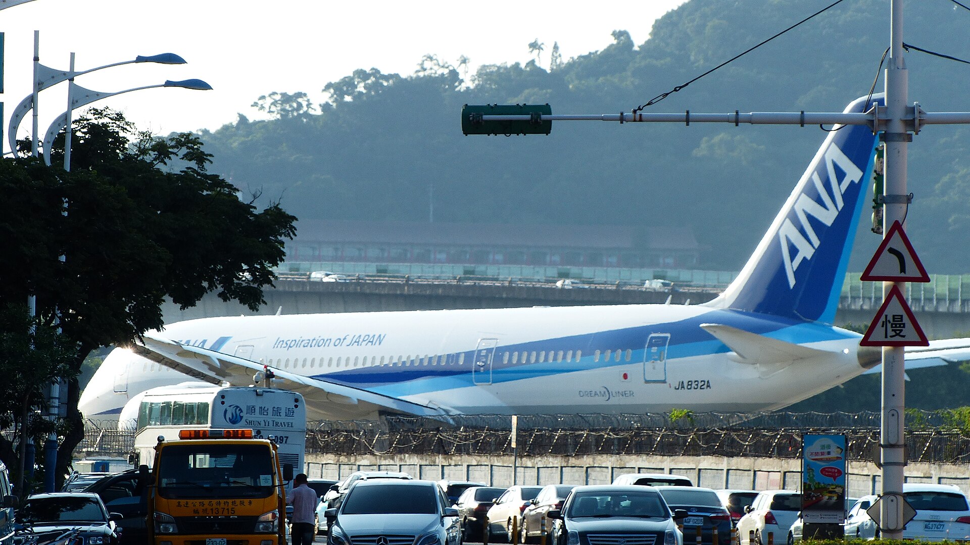 班機從台北松山機場起飛，出發前是查證旅行社的最後時機