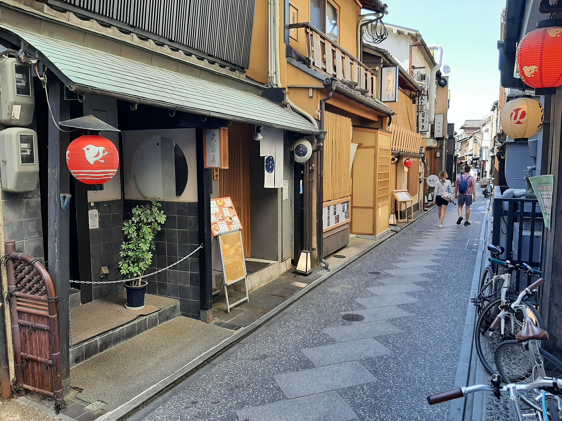 京都巷弄小餐館街景，展示需要帶路才進得去的巷弄