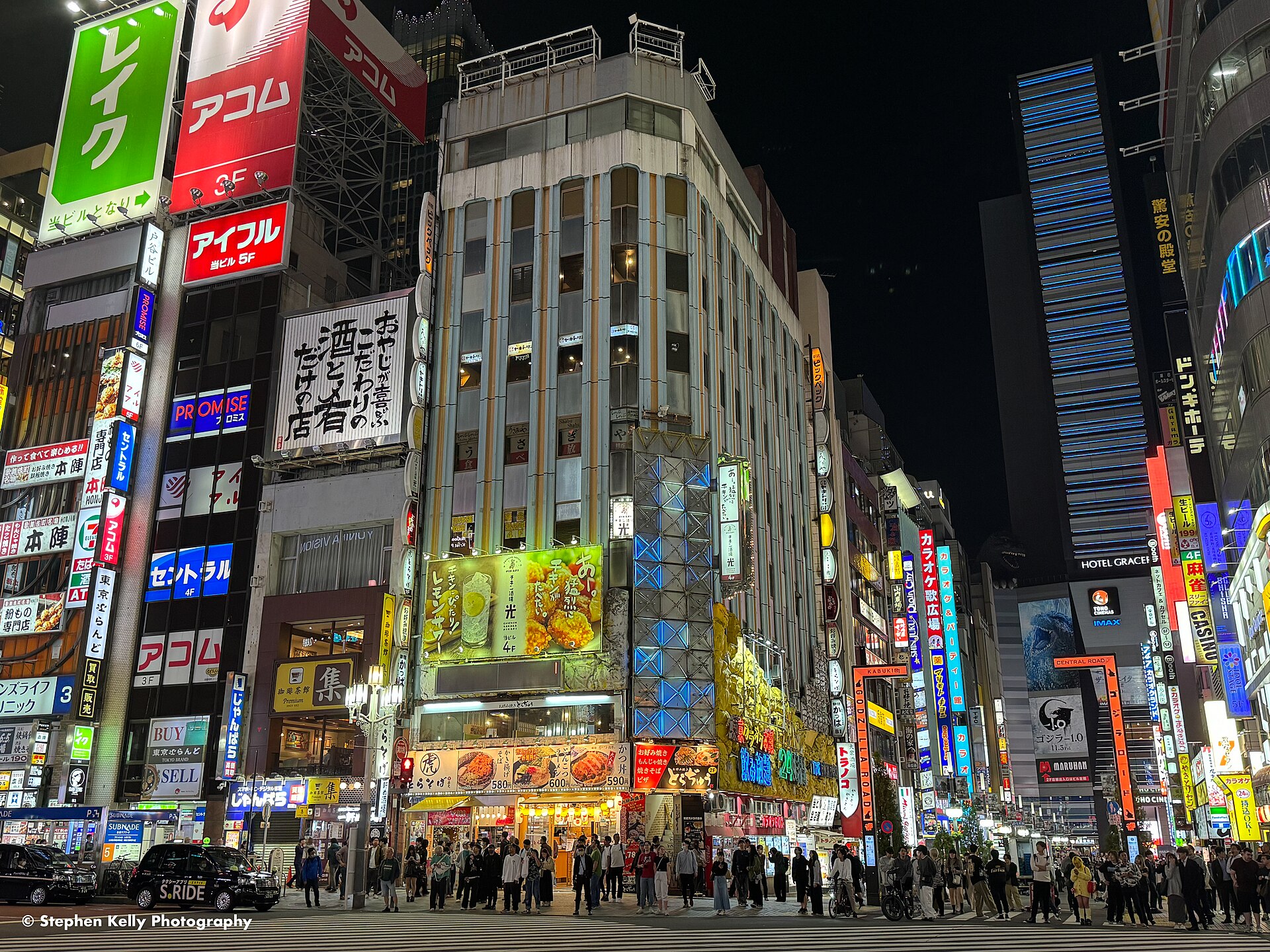 東京新宿街景，商店與行人