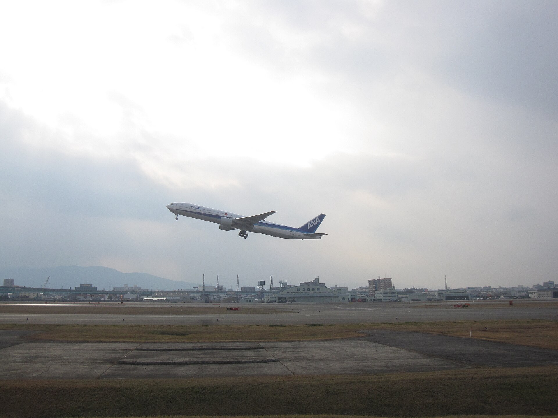 福岡機場巴士站牌，國際線到博多的乘車處