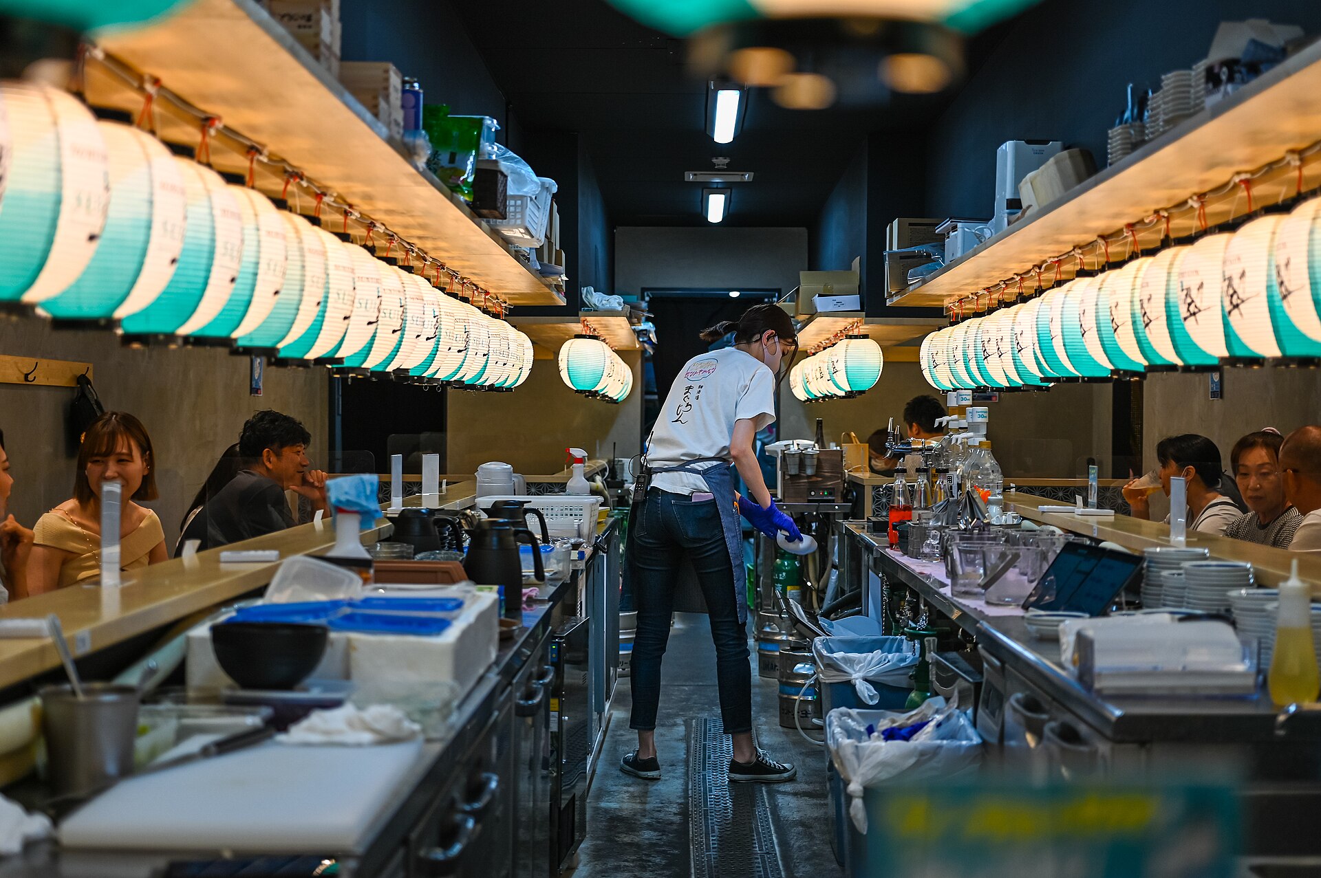 居酒屋吧檯座位，一個人吃飯的座位型態