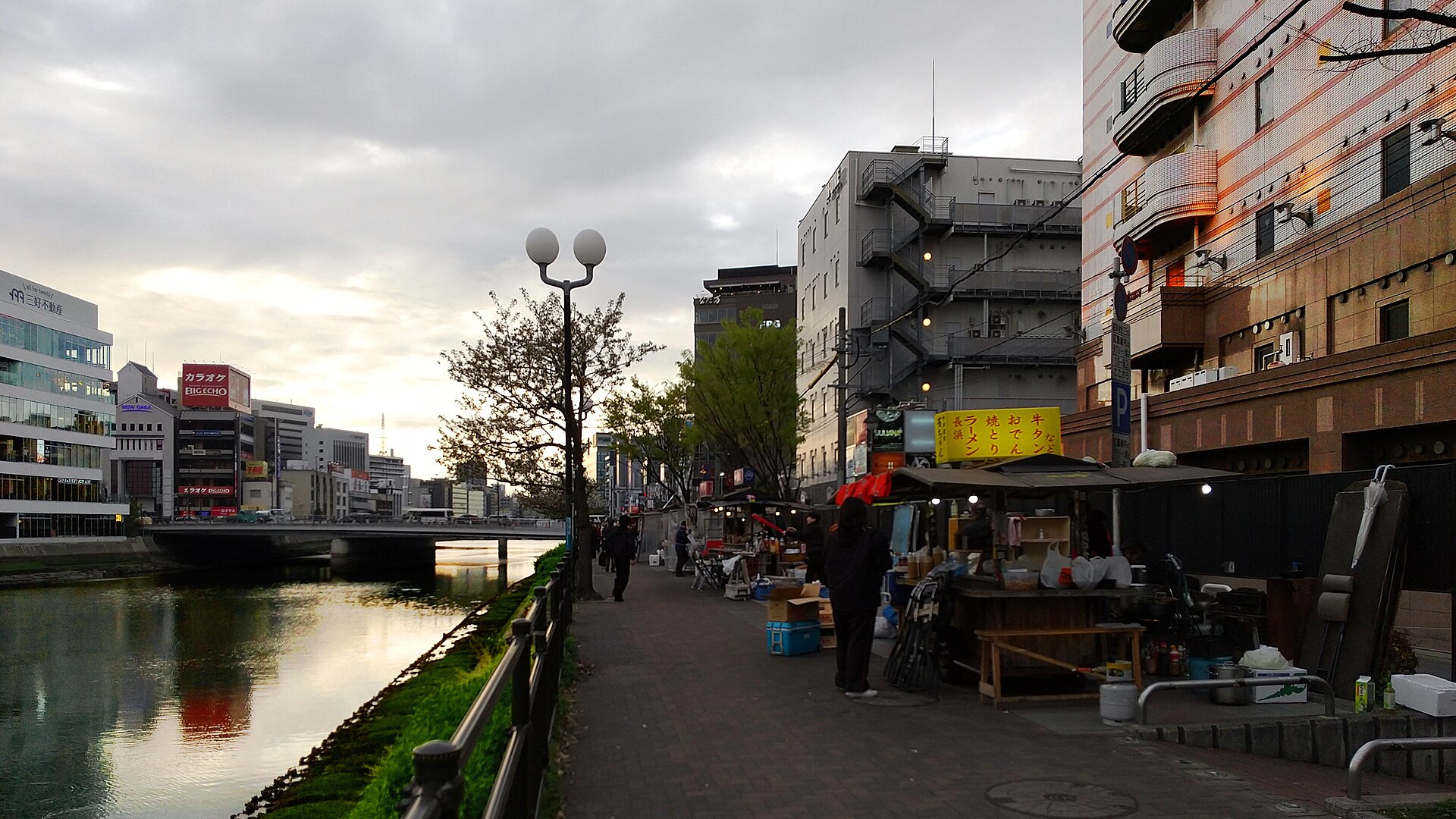福岡屋台外觀，一個人吃屋台的攤位大小
