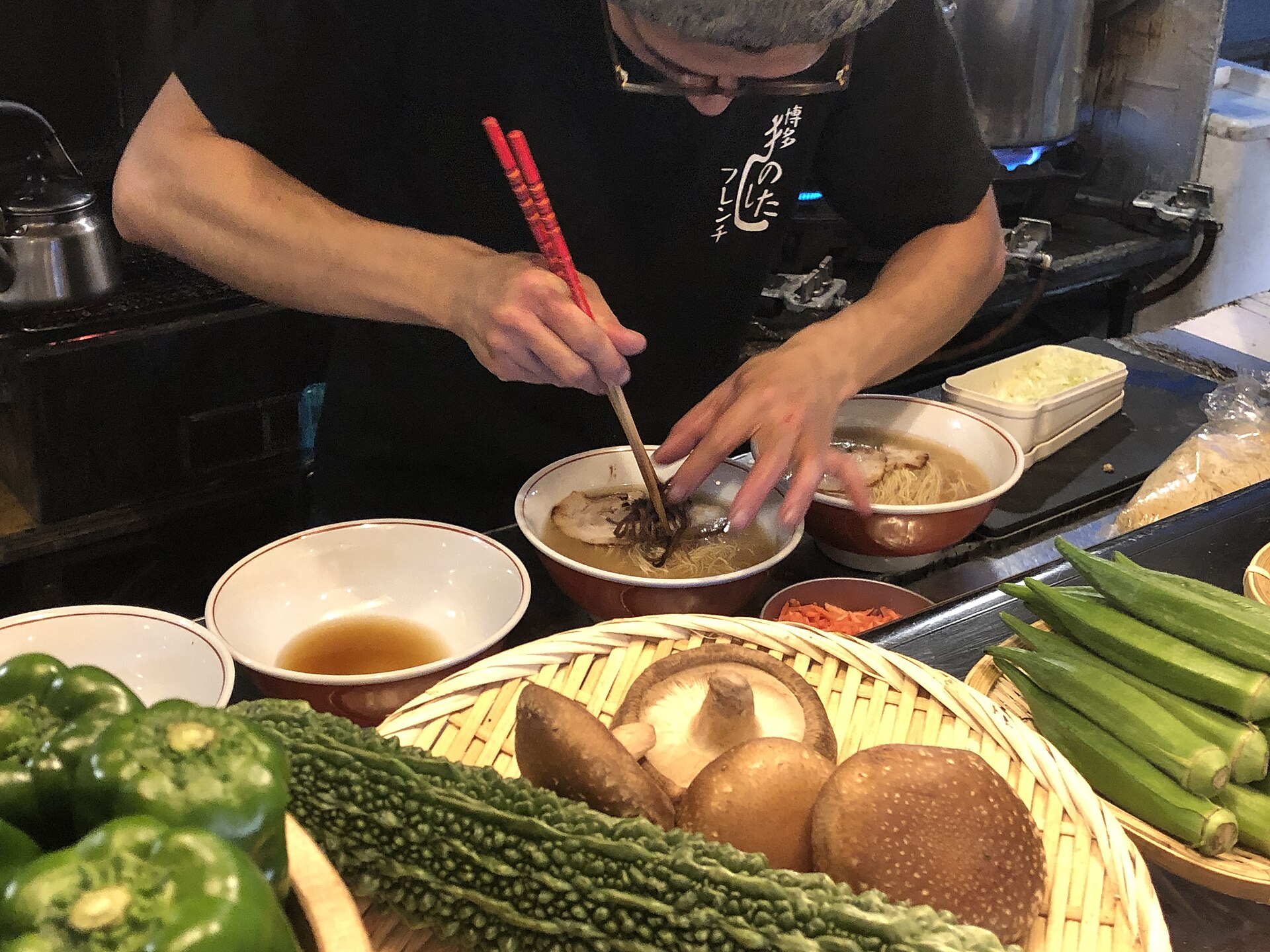 福岡屋台櫃檯，一個人坐的位子