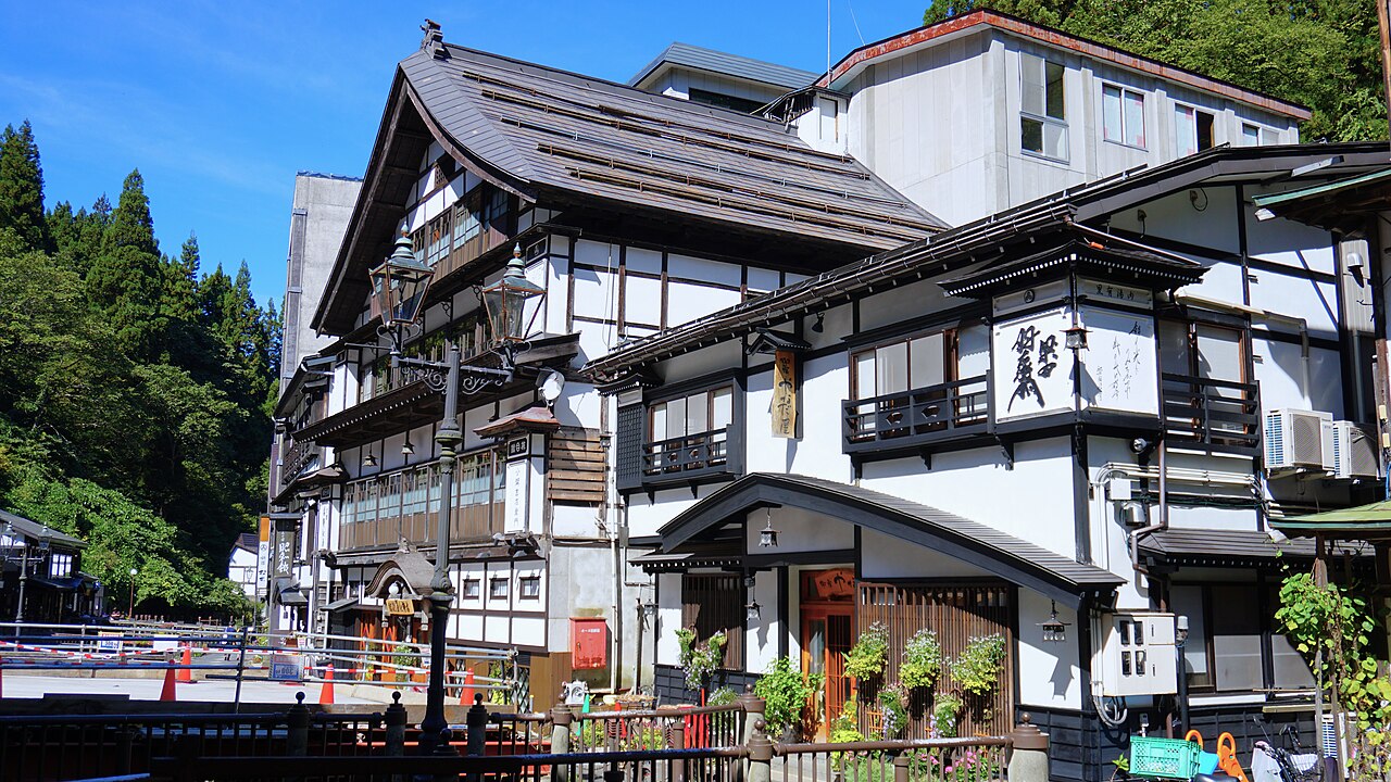 銀山溫泉旅館街景，一個人溫泉旅行常見的內湯型旅館外觀