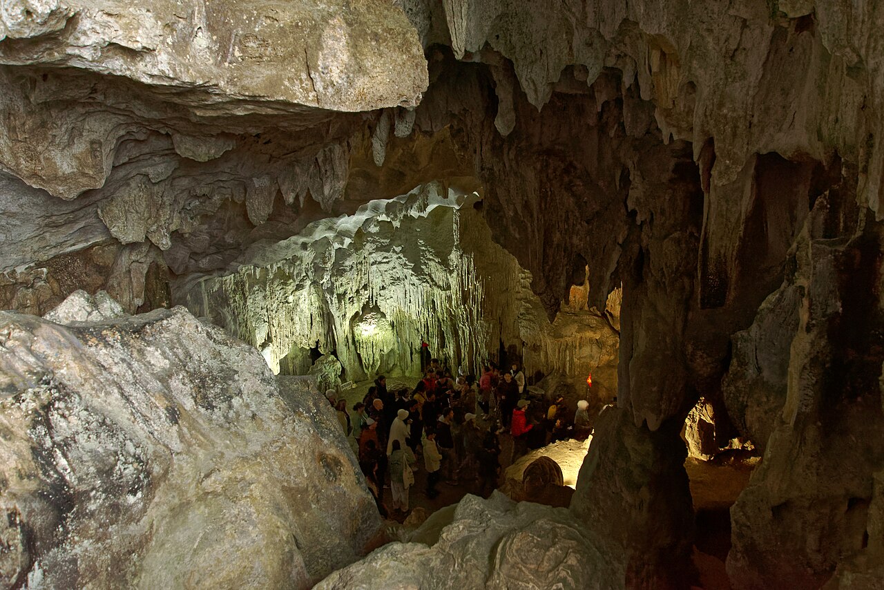 下龍灣驚訝洞 Sung Sot Cave 內部鐘乳石與參觀步道