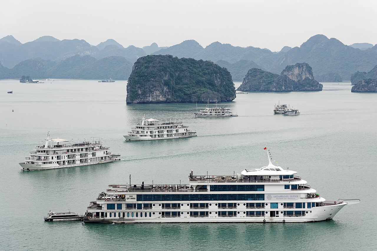 從下龍灣鈦頂島觀景台俯瞰海面與遊船
