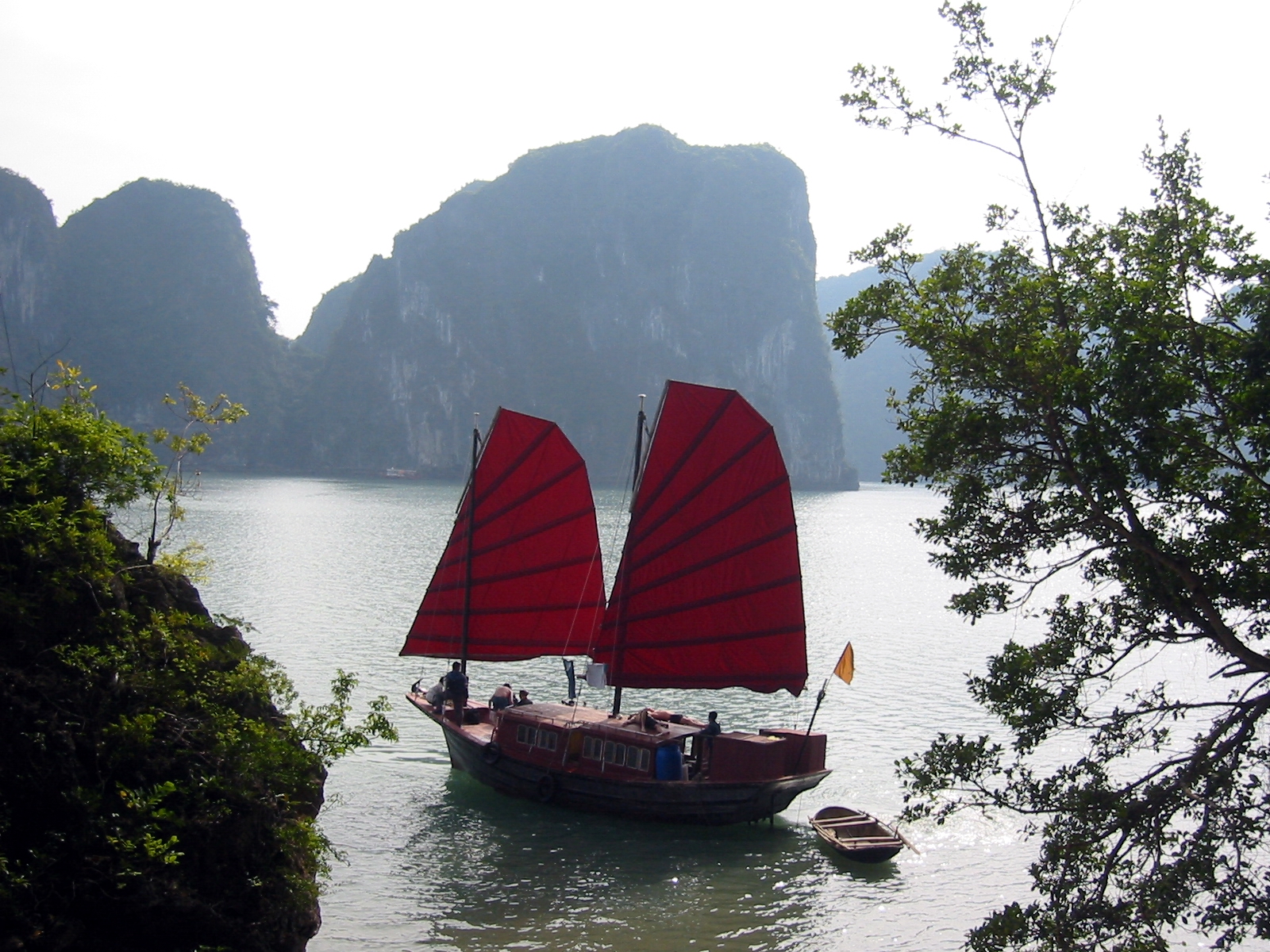 下龍灣海灣全景實景照，下龍灣季節與天氣示意