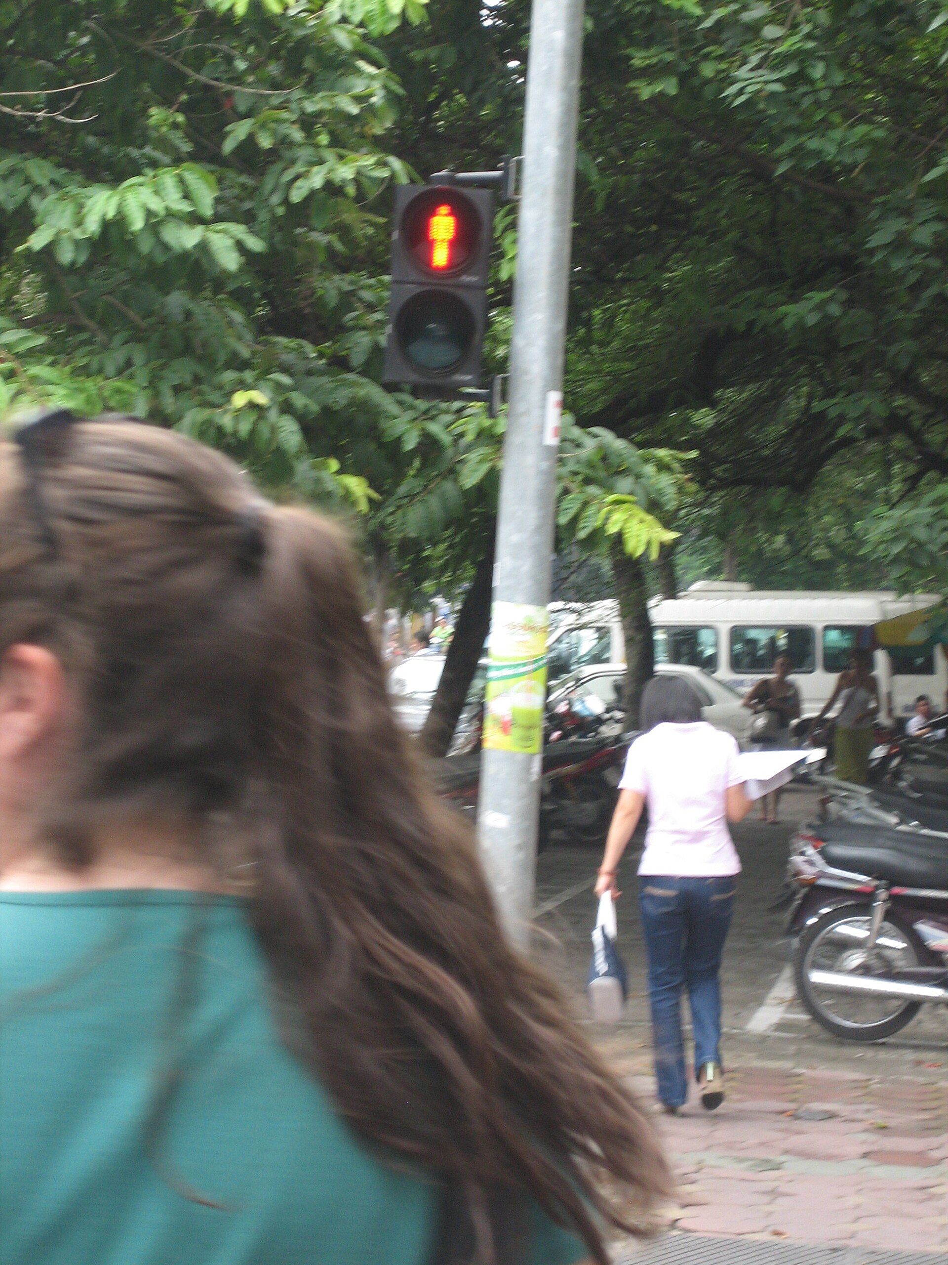 河內的馬路過法跟台灣不太一樣,車流不會為行人停下來,要自己抓節奏走過去。