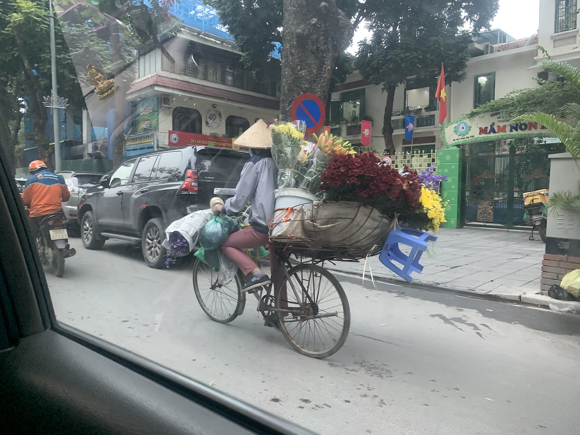 河內市區街道車內視角實景，晚上叫車移動示意
