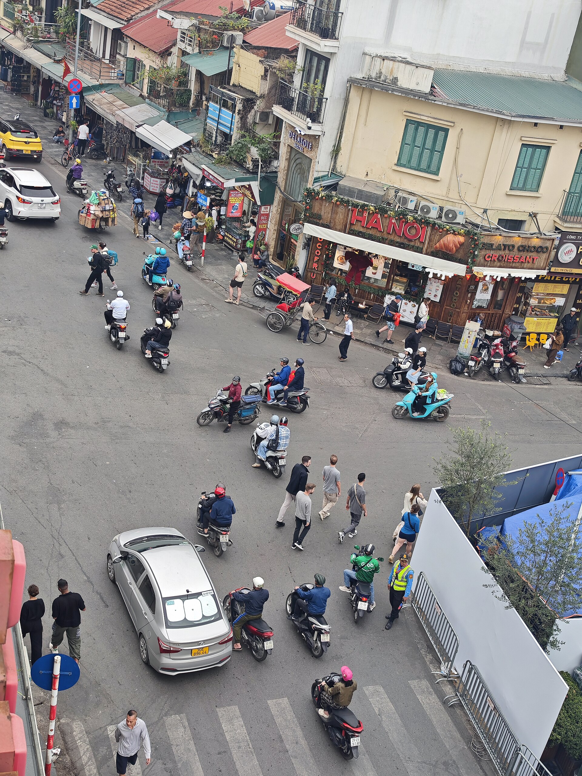 河內市區行人與機車混流路口實景，走夜路過馬路示意