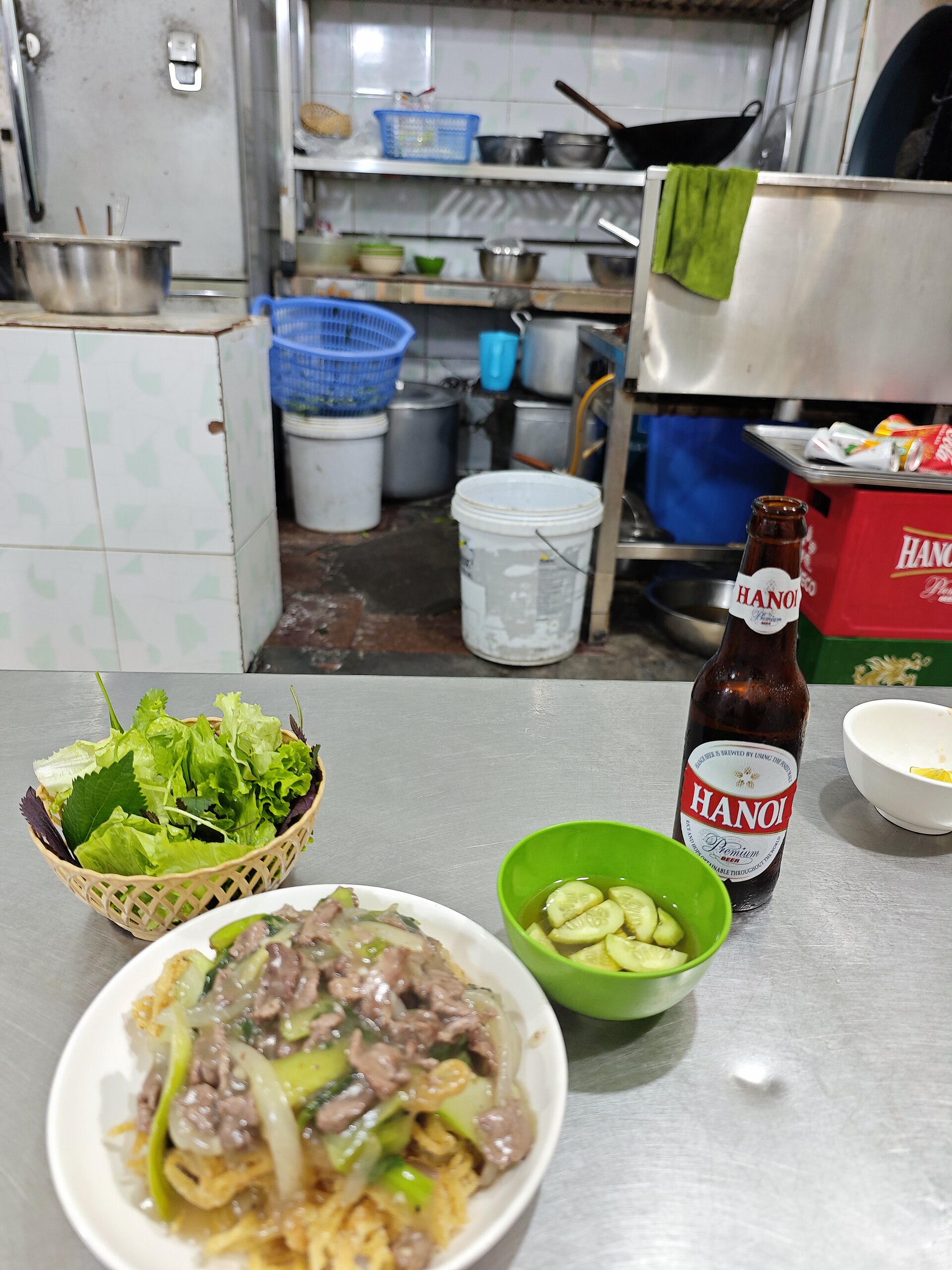 河內路邊的麵食攤，一個人吃飯最常出現的畫面。