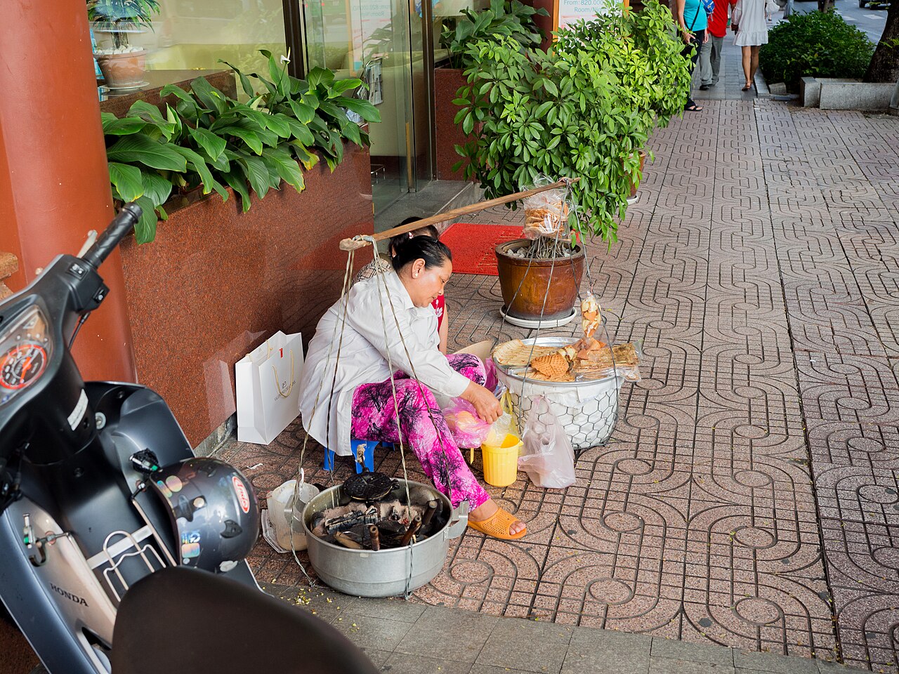 河內街邊小吃攤矮凳與當地人用餐畫面