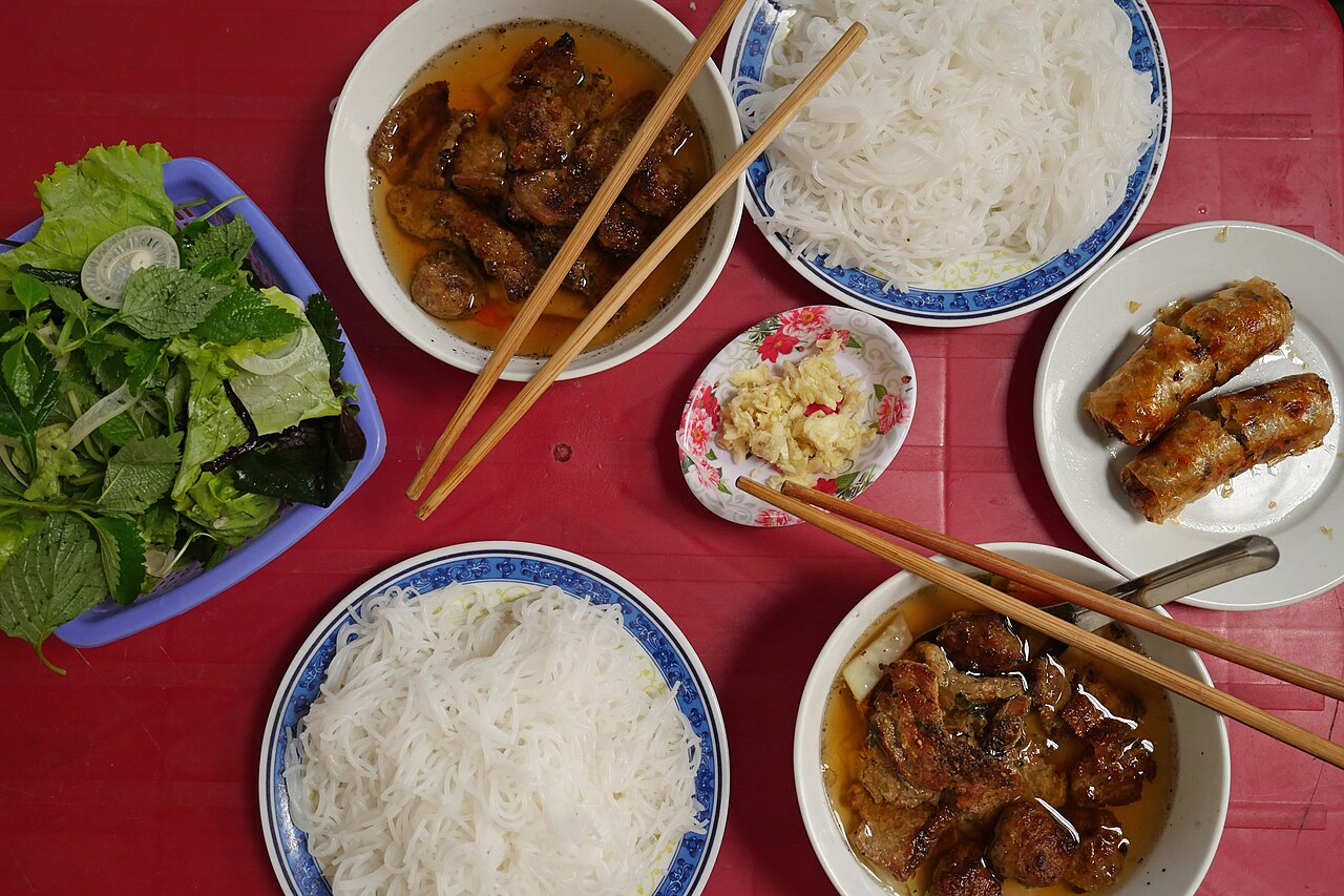 河內烤肉米線 Bun cha 的沾醬碗與生菜盤