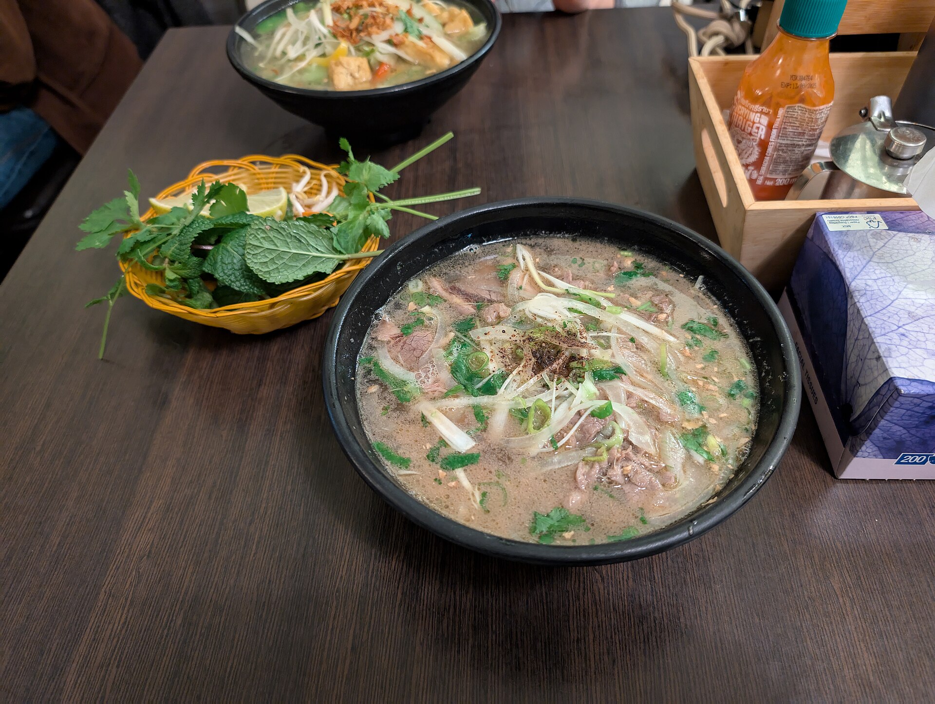 河內牛肉河粉實景照,一個人點餐降低風險示意