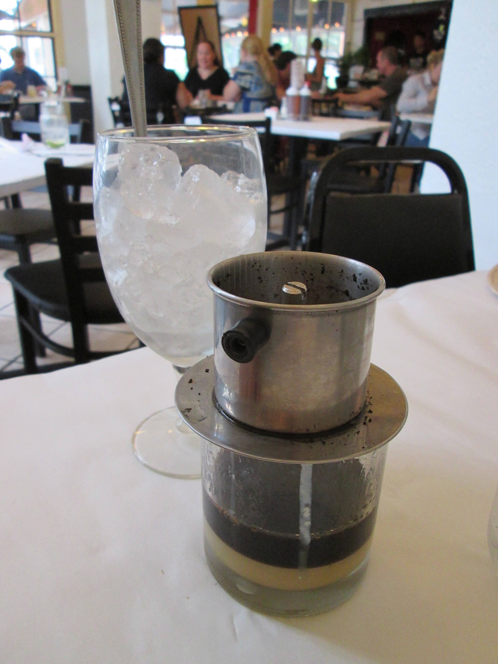 越南冰煉乳咖啡 ca phe sua da 裝在高杯裡