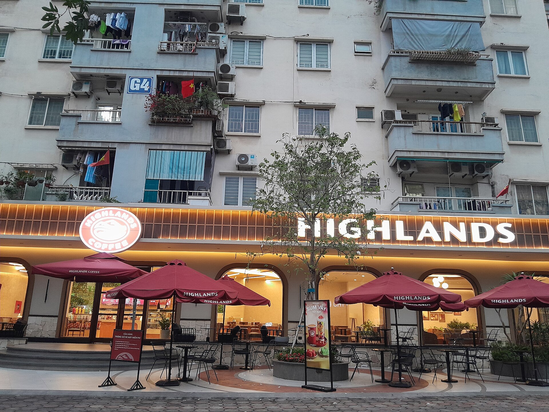 越南住宅樓下的連鎖咖啡店店面