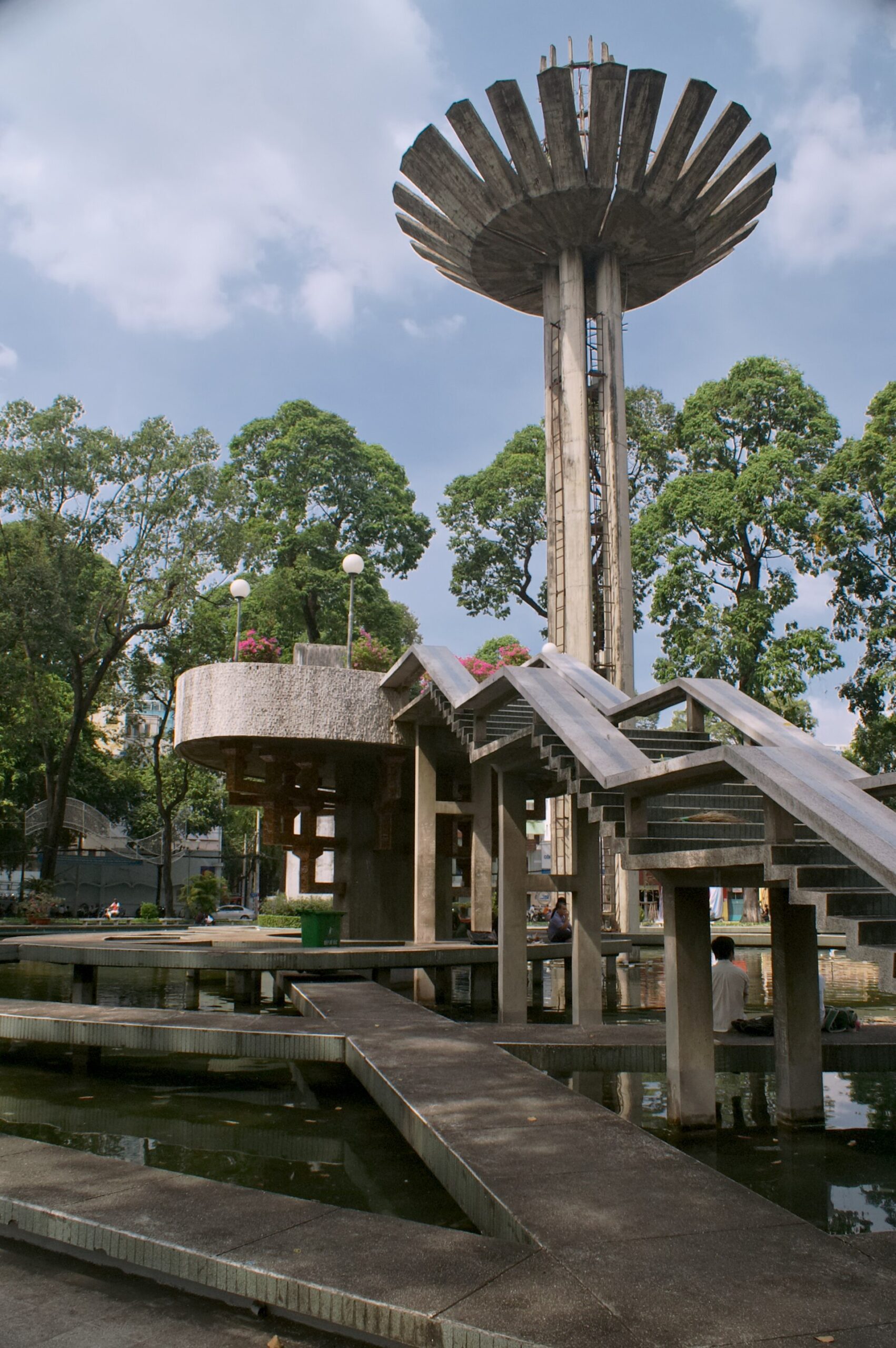 胡志明市龜湖圓環，本地人聚在這裡喝咖啡