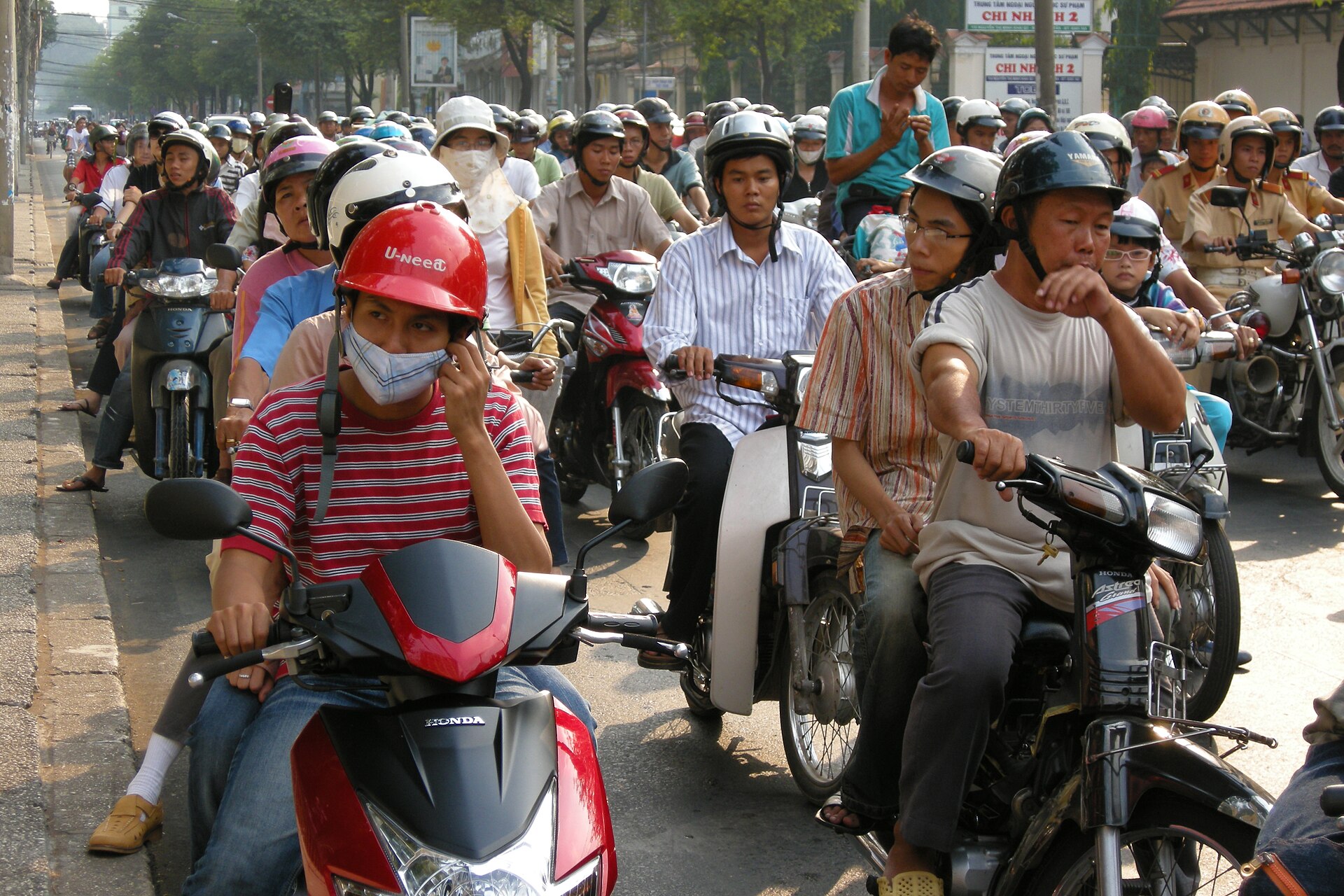 胡志明市街頭機車，一個人走路的環境