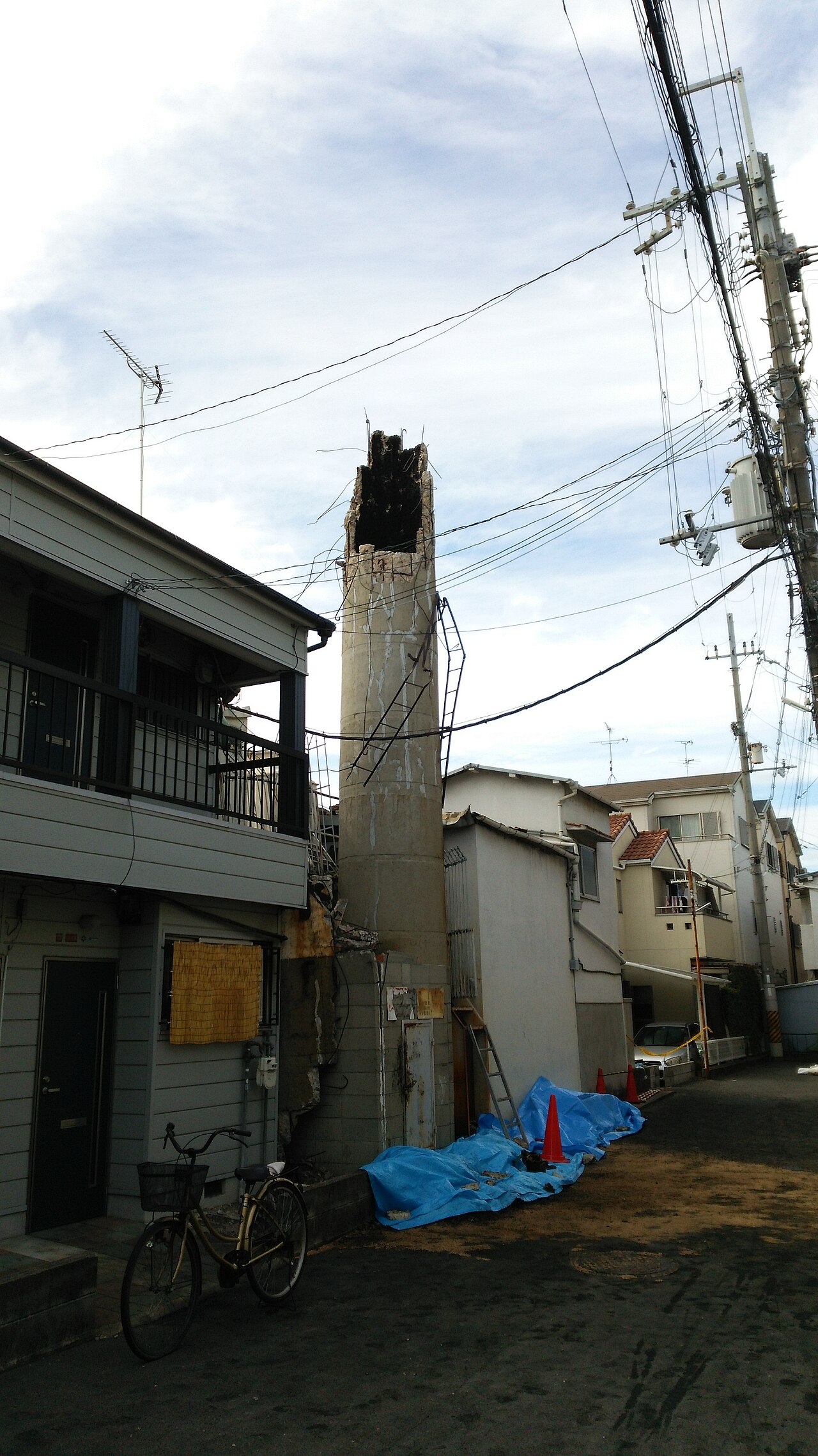 大阪府枚方市平和溫泉錢湯建築與煙囪外觀