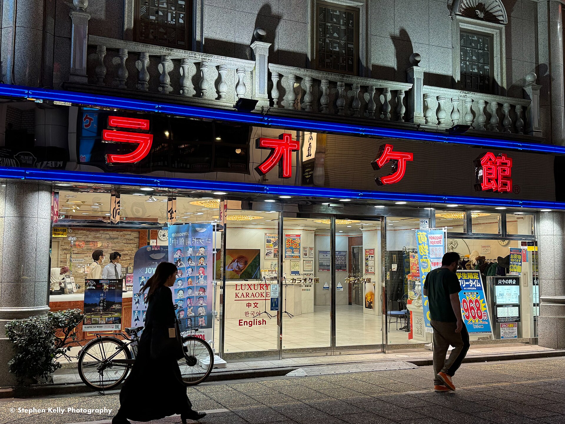 新宿卡拉 OK 大樓，一個人唱歌怎麼進門