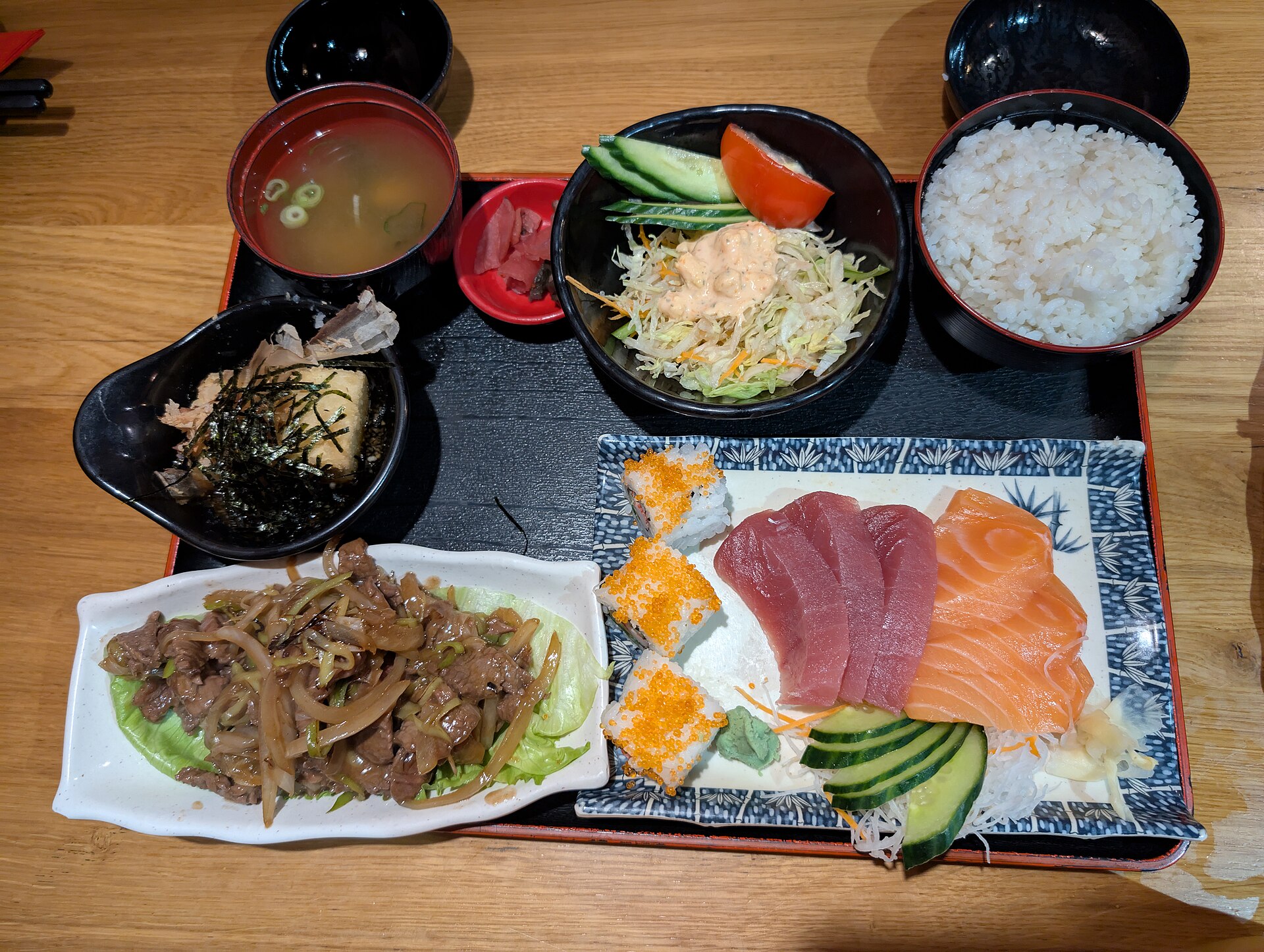 日本定食一人份餐點，一個人吃飯