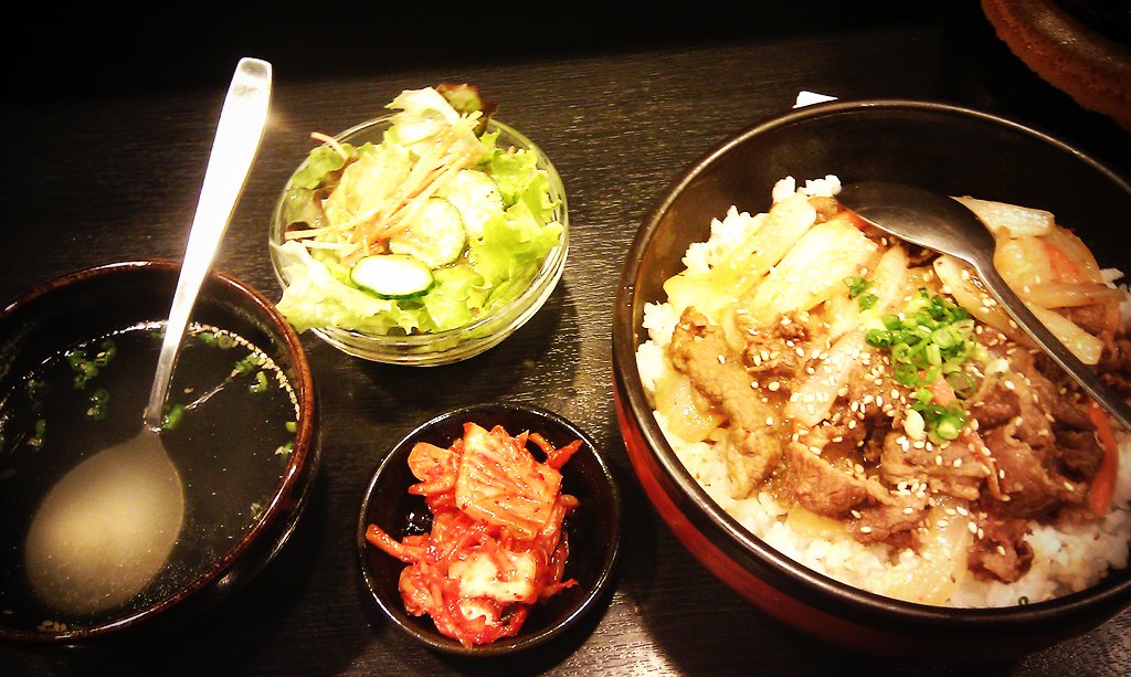 日本烤肉丼，一個人吃燒肉的速食店