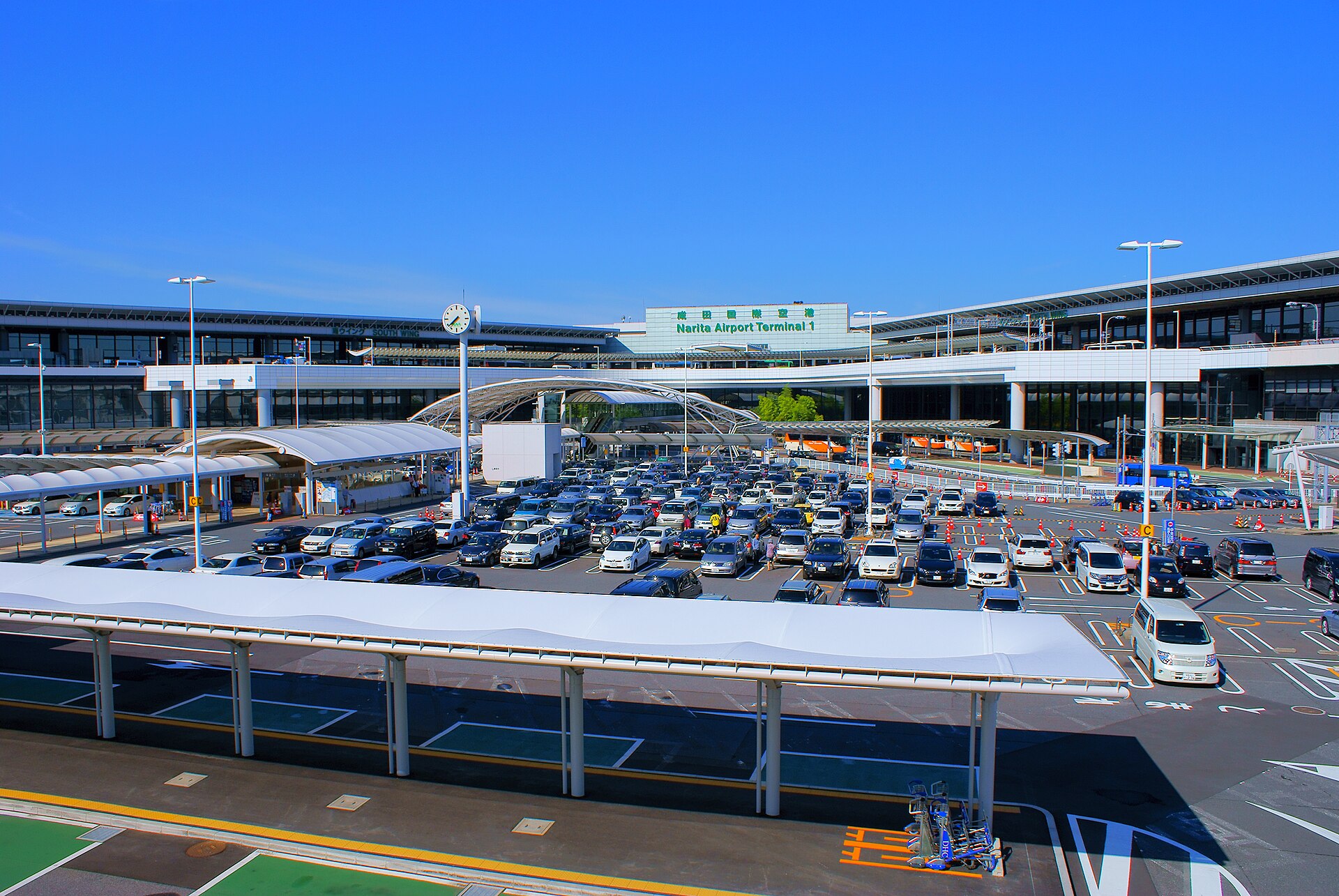 成田機場航廈，超過一百萬円相當額的現金出入境要向海關申報