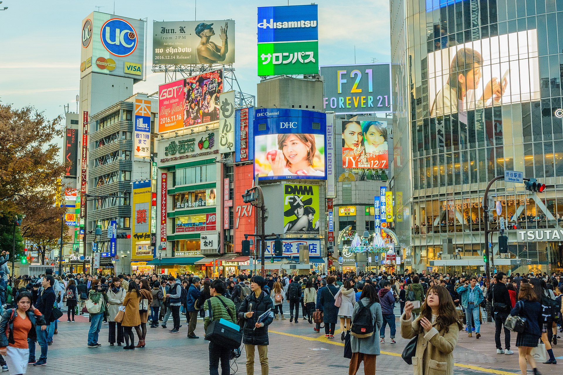 東京街頭的行人，其實沒有人在看你講得順不順