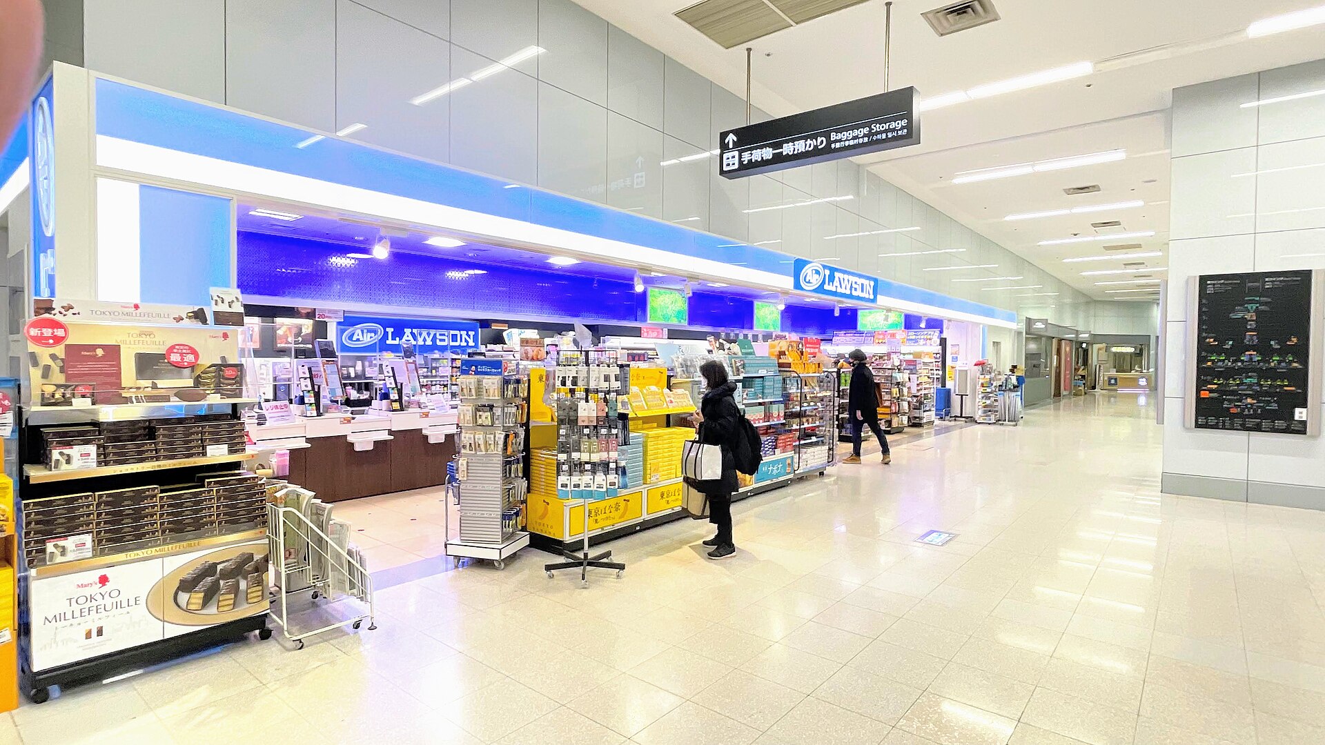 羽田機場航廈內部，入境資料先登錄可以少排一條隊