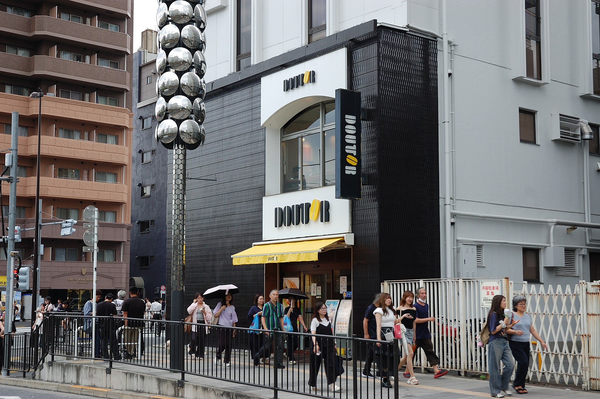 西武新宿站北口一帶的街角，是歌舞伎町北側的另一個離開方向