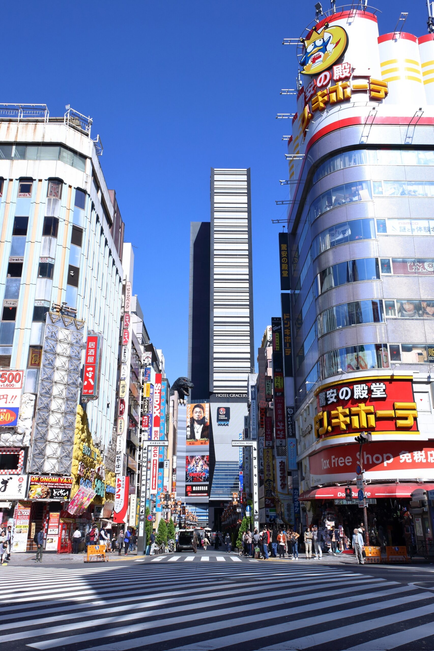 新宿東寶大樓的外觀，是歌舞伎町裡最好認的地標建築