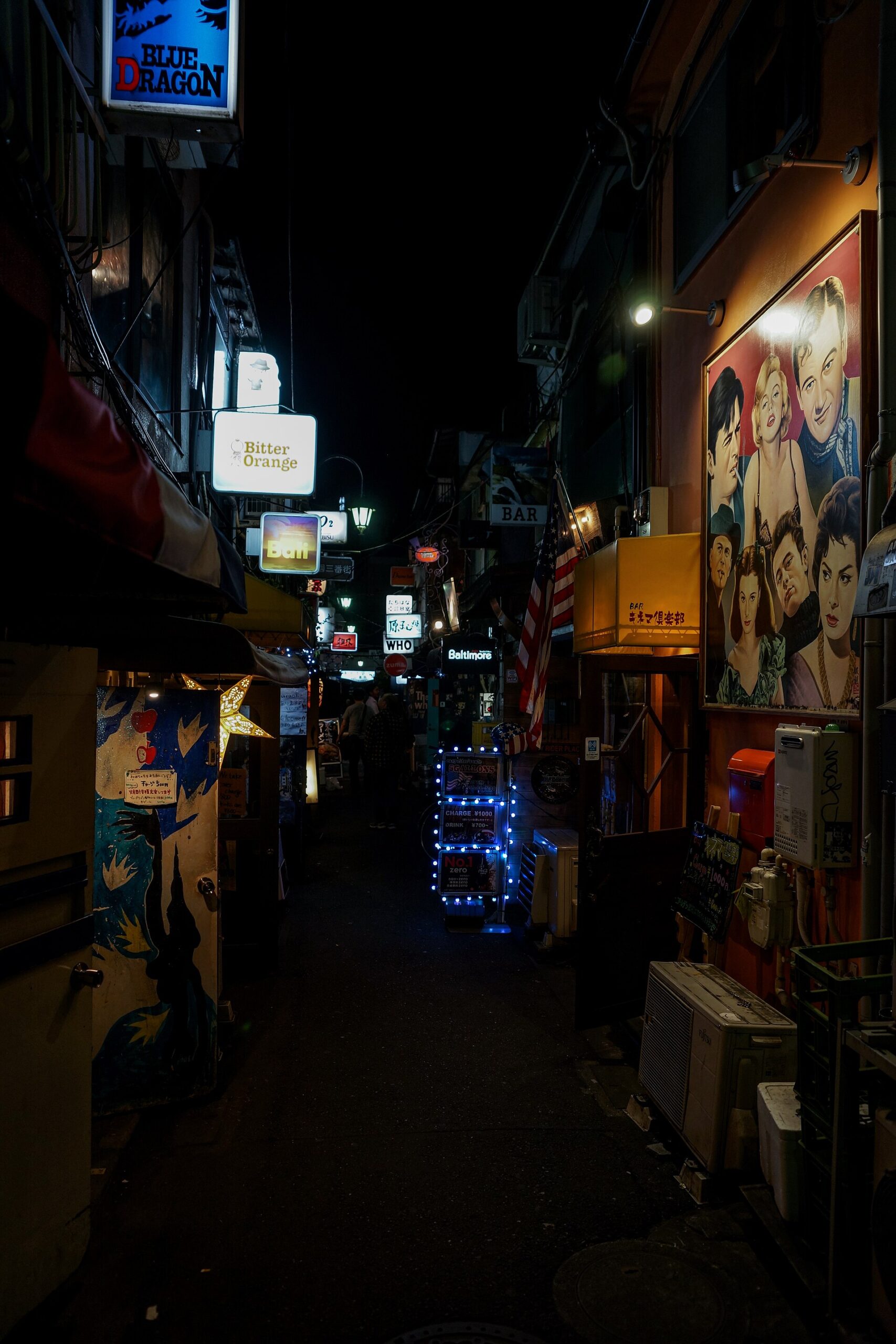 新宿黃金街的窄巷，照明與人流跟主幹道差很多