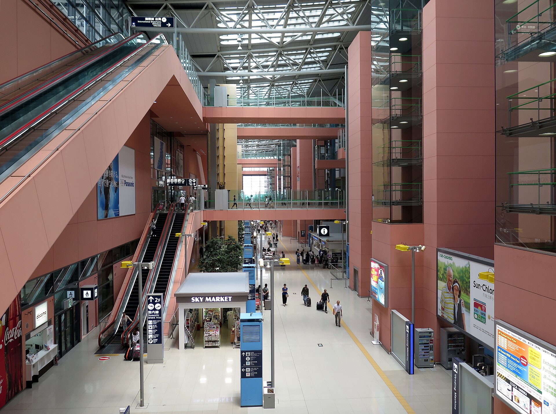 關西機場航廈內部，深夜或清晨班機需要提前確認交通末班車時間
