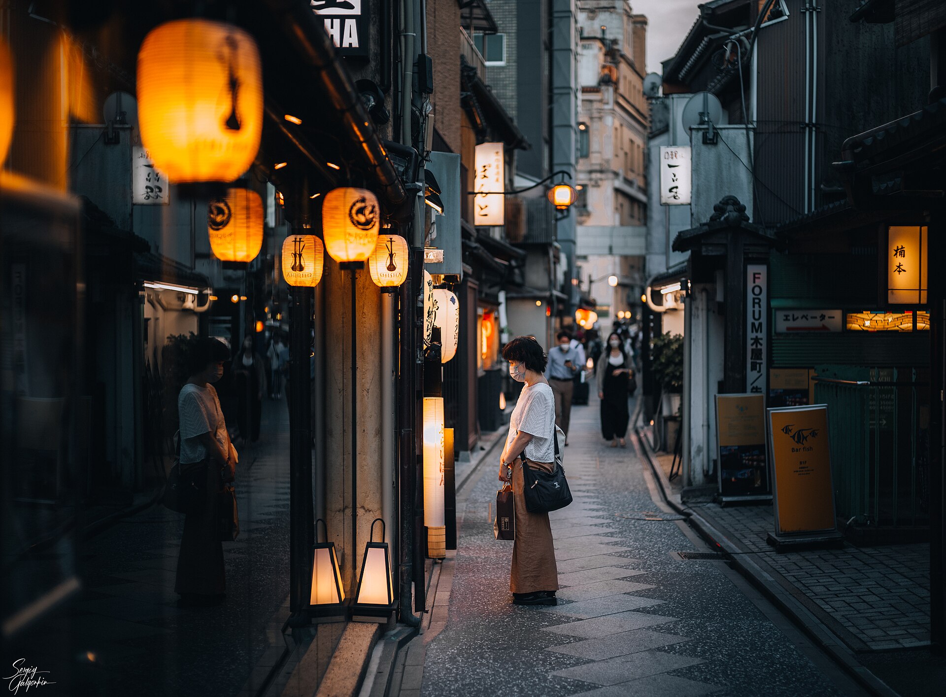 京都先斗町夜晚巷弄，一個人吃晚餐的區域