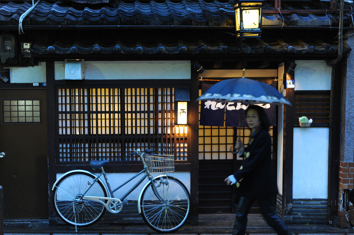 京都町家外觀，小店與立飲店常見的門面