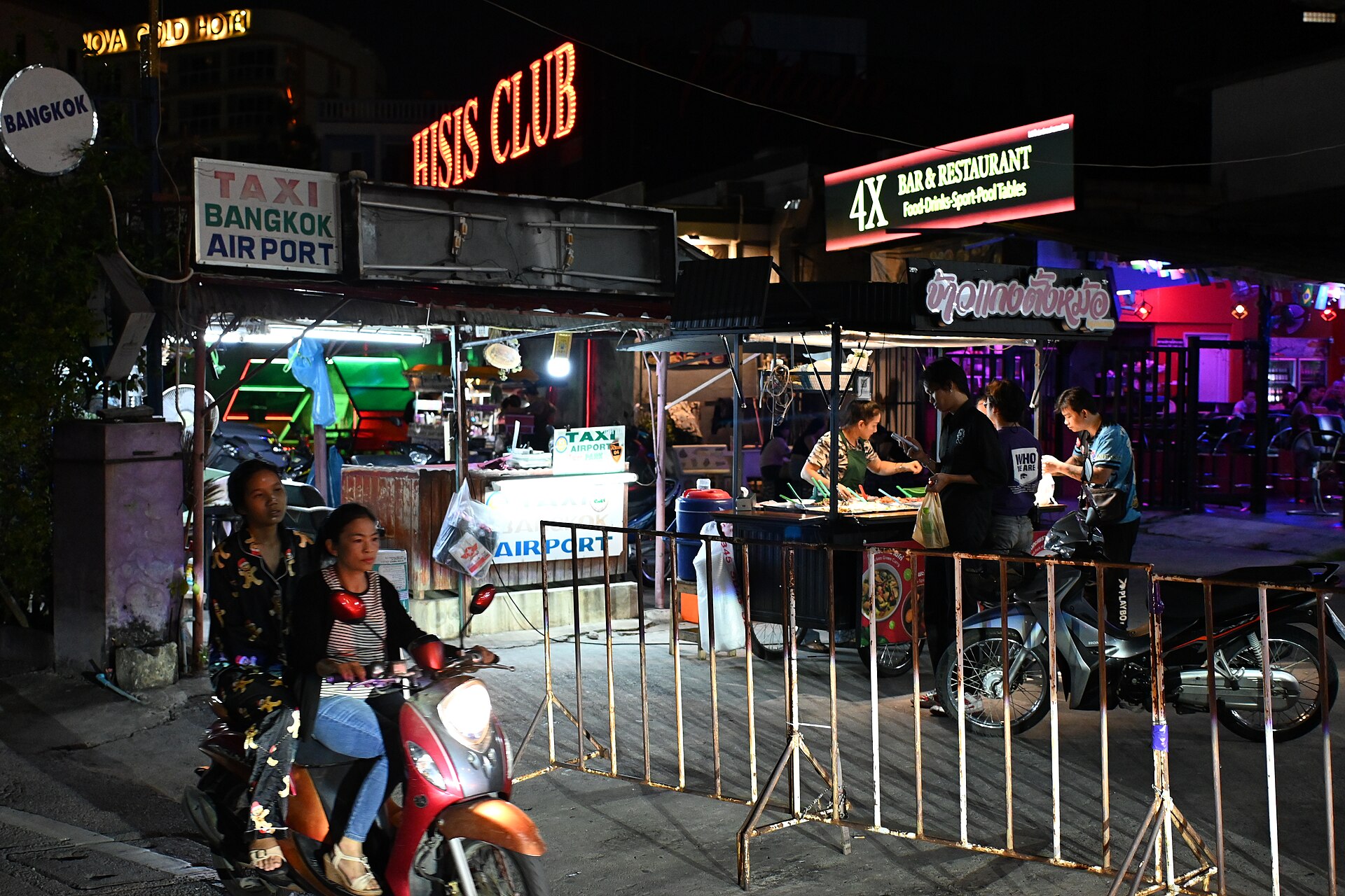 曼谷宵夜攤到深夜還在營業,選擇比想像多。
