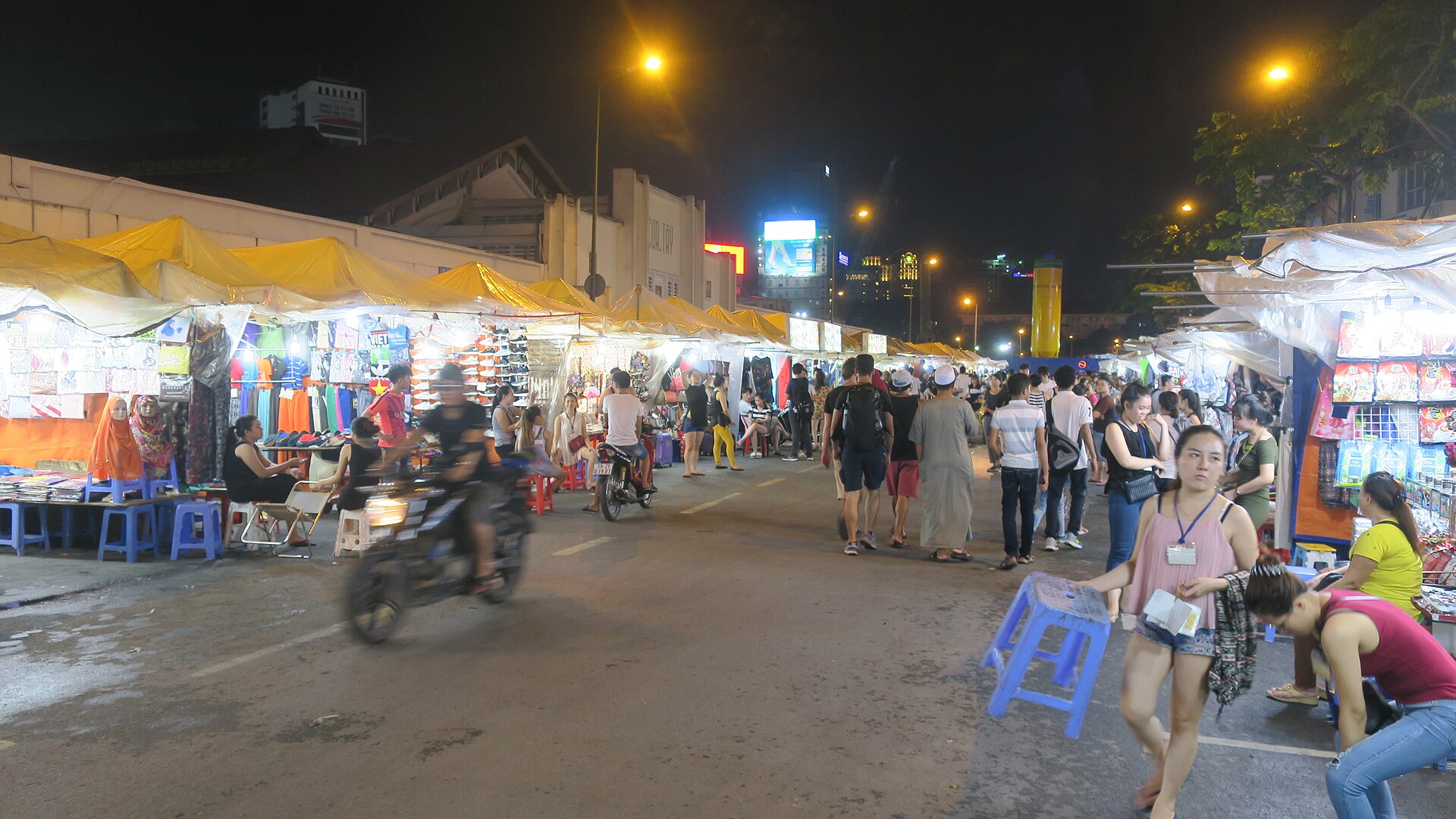 胡志明市場周邊晚上還有零星小店開著。