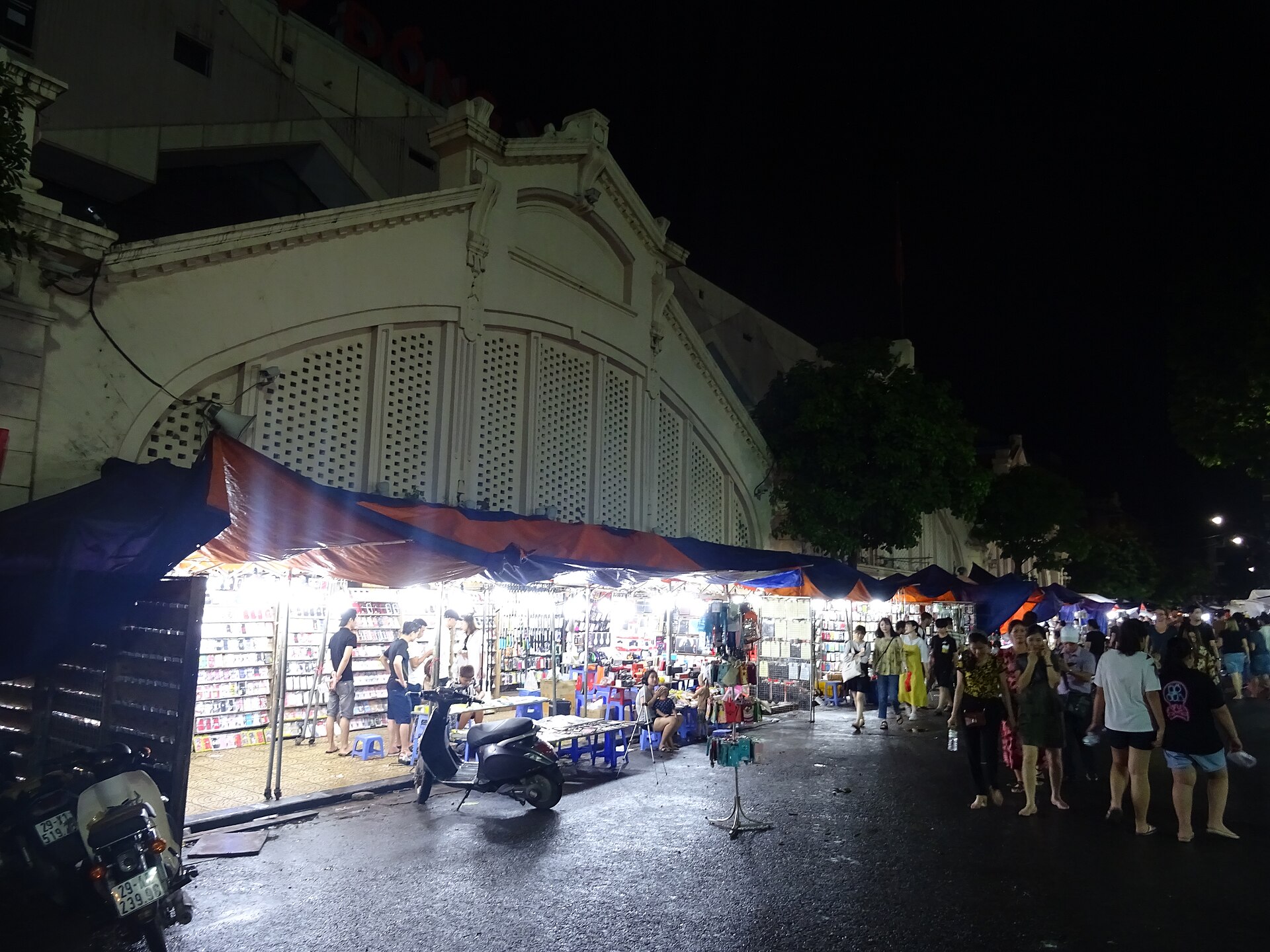 河內市場外圍的小店,晚上十一點後選擇有限。