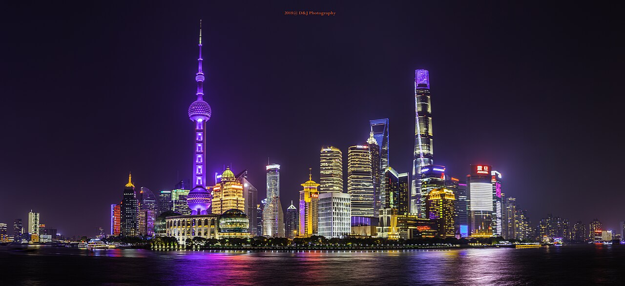 上海外灘夜景,沿江步道是散步路線的起點。