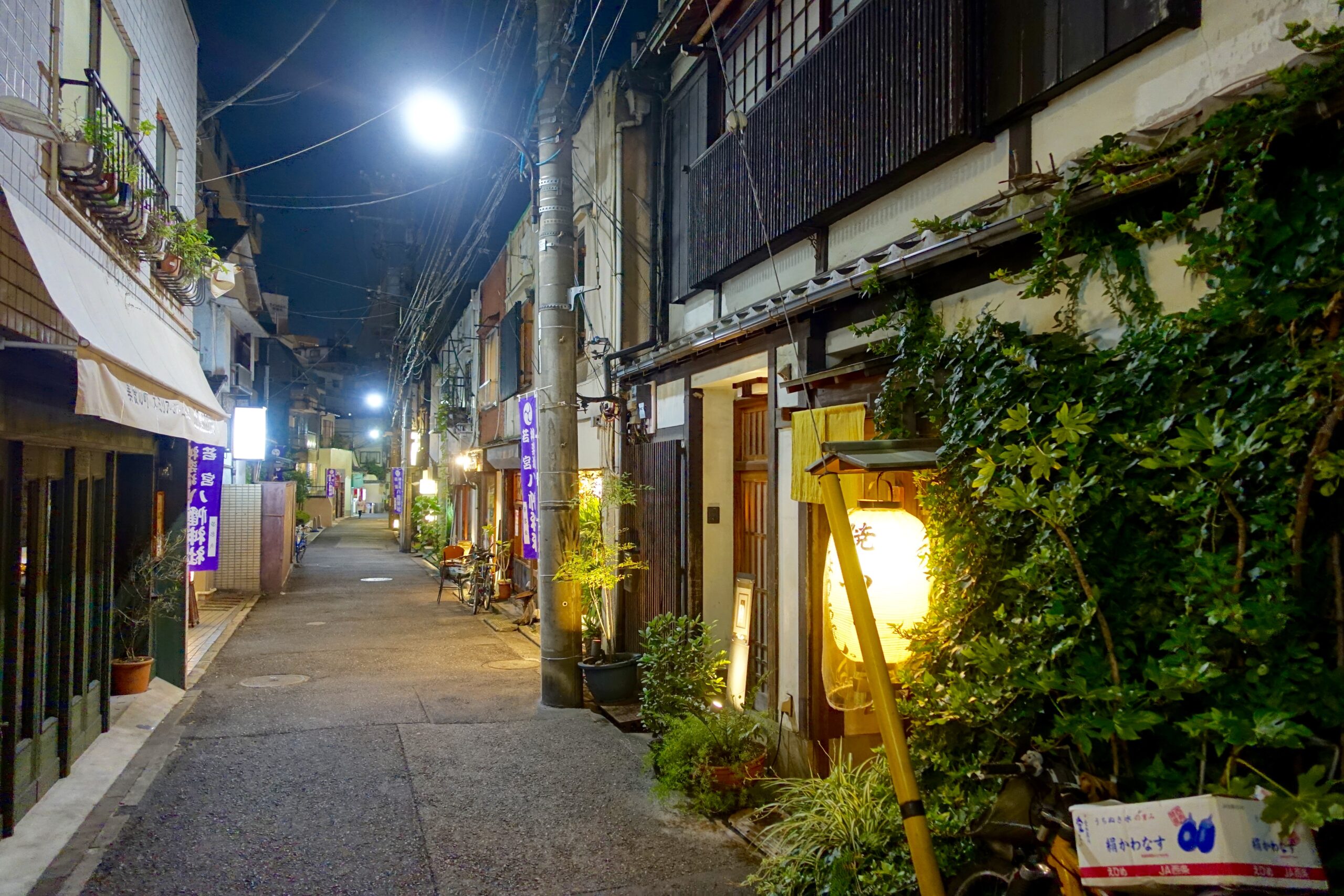 東京神樂坂石板小巷的傍晚街景。