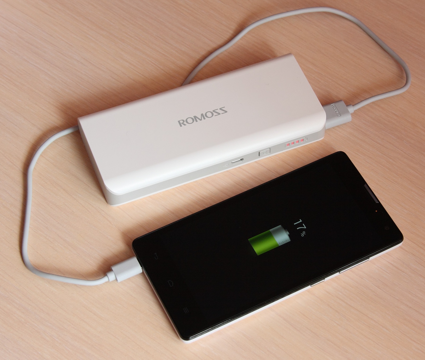 行動電源幫手機充電,夜走必備的裝備之一。