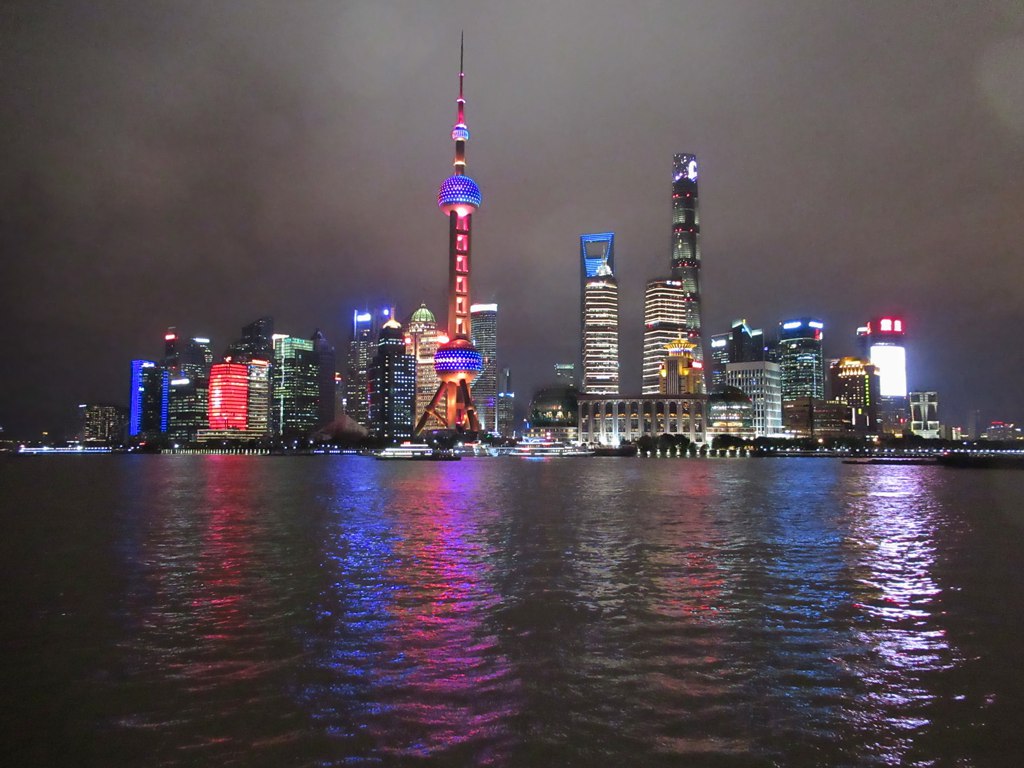 上海黃浦江的天際線，是夜遊船的主場風景。