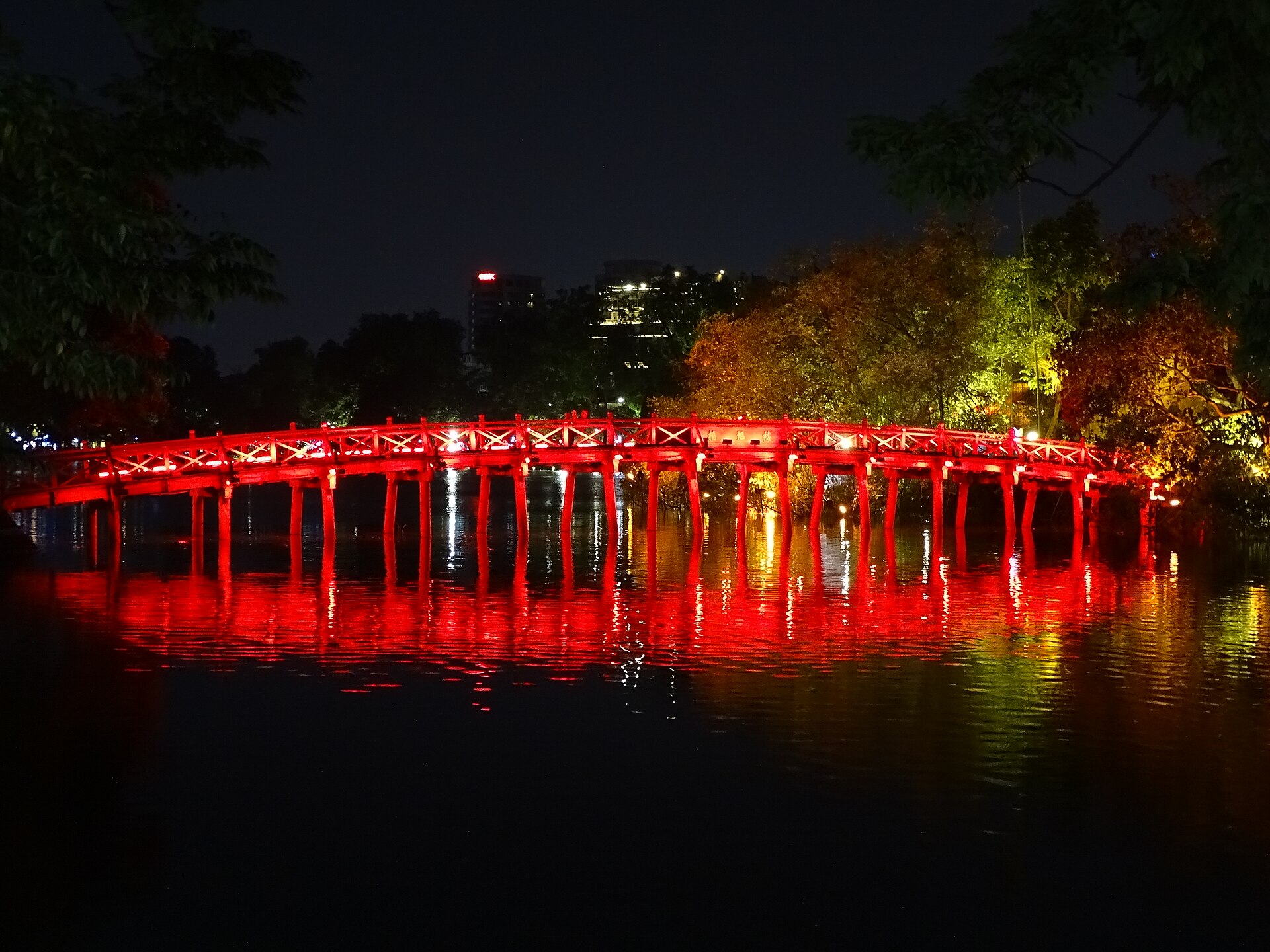 河內沒有夜遊船，但還劍湖環湖夜景一樣有味道。