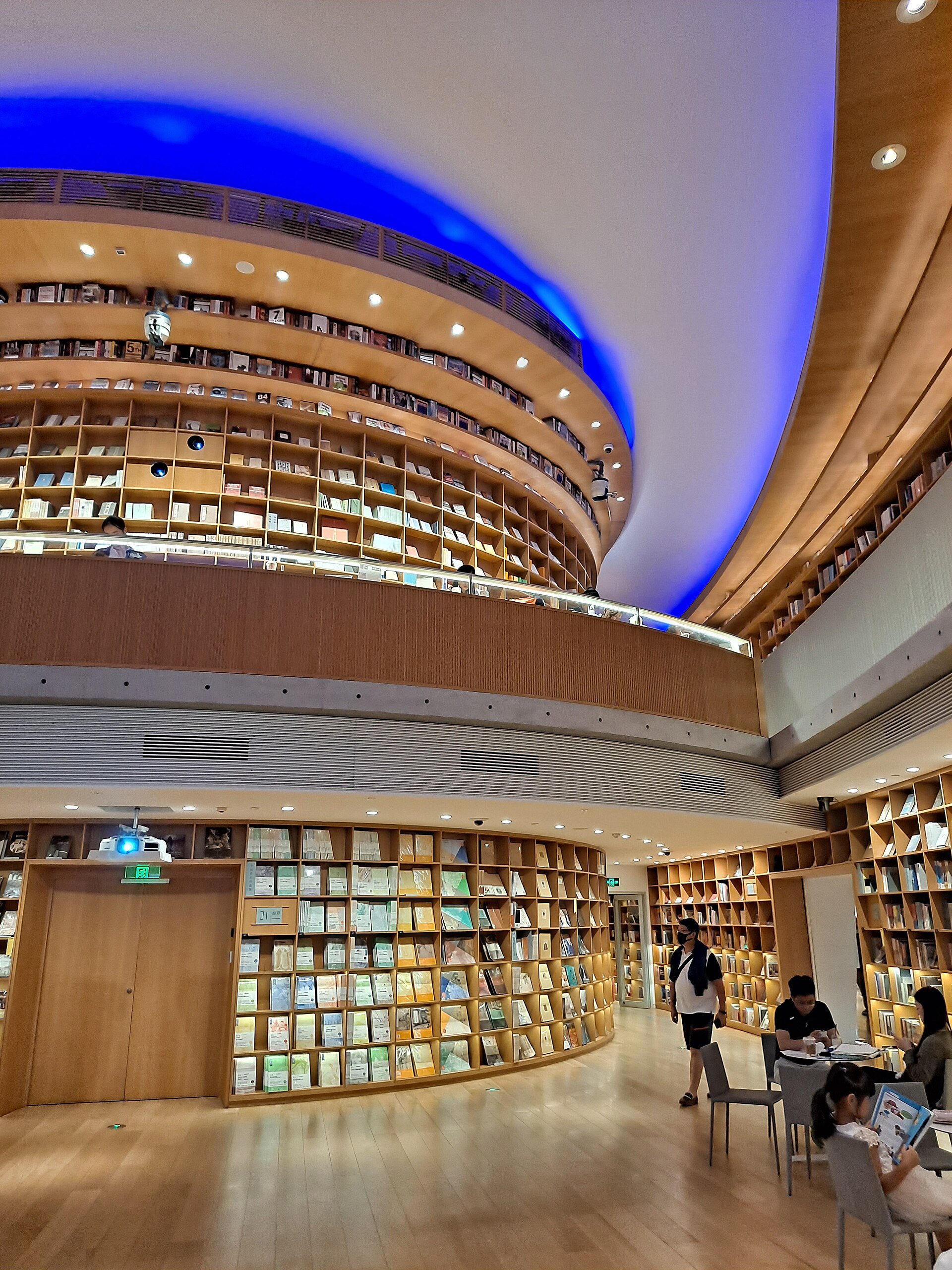 上海的書店，晚上依然燈火通明。