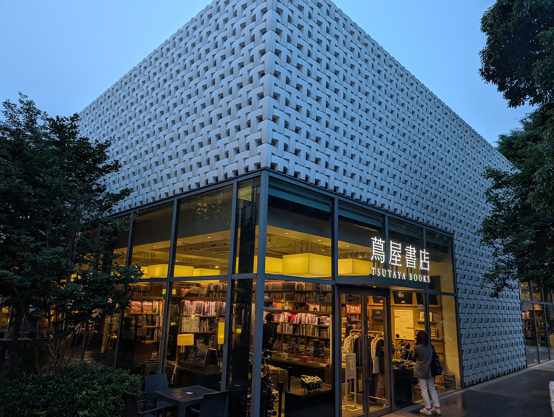 東京蔦屋書店這類複合式選書店，是深夜安靜基本盤的樣子。