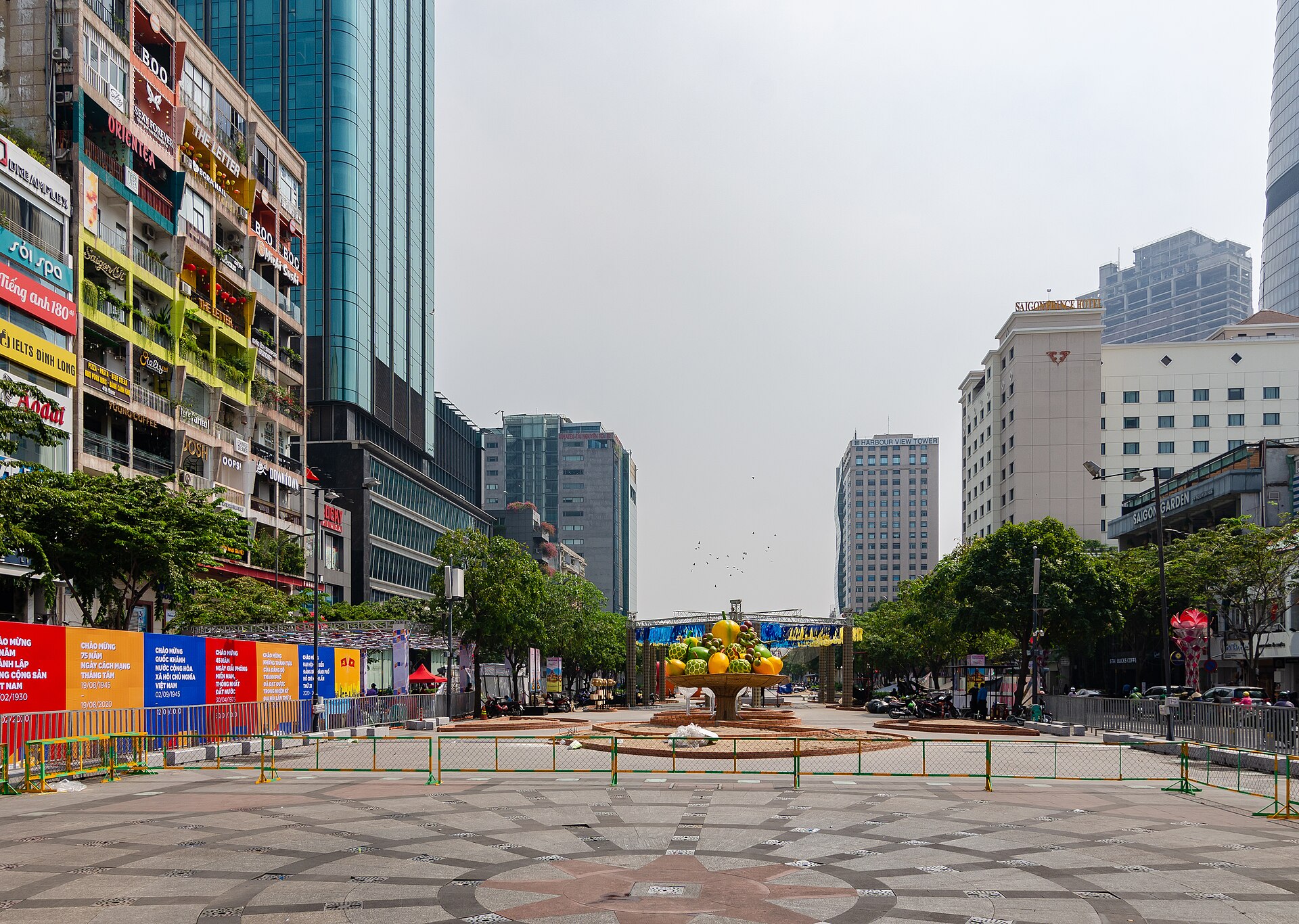 阮惠徒步街晚上會封街,拍完地標可以順路走走。