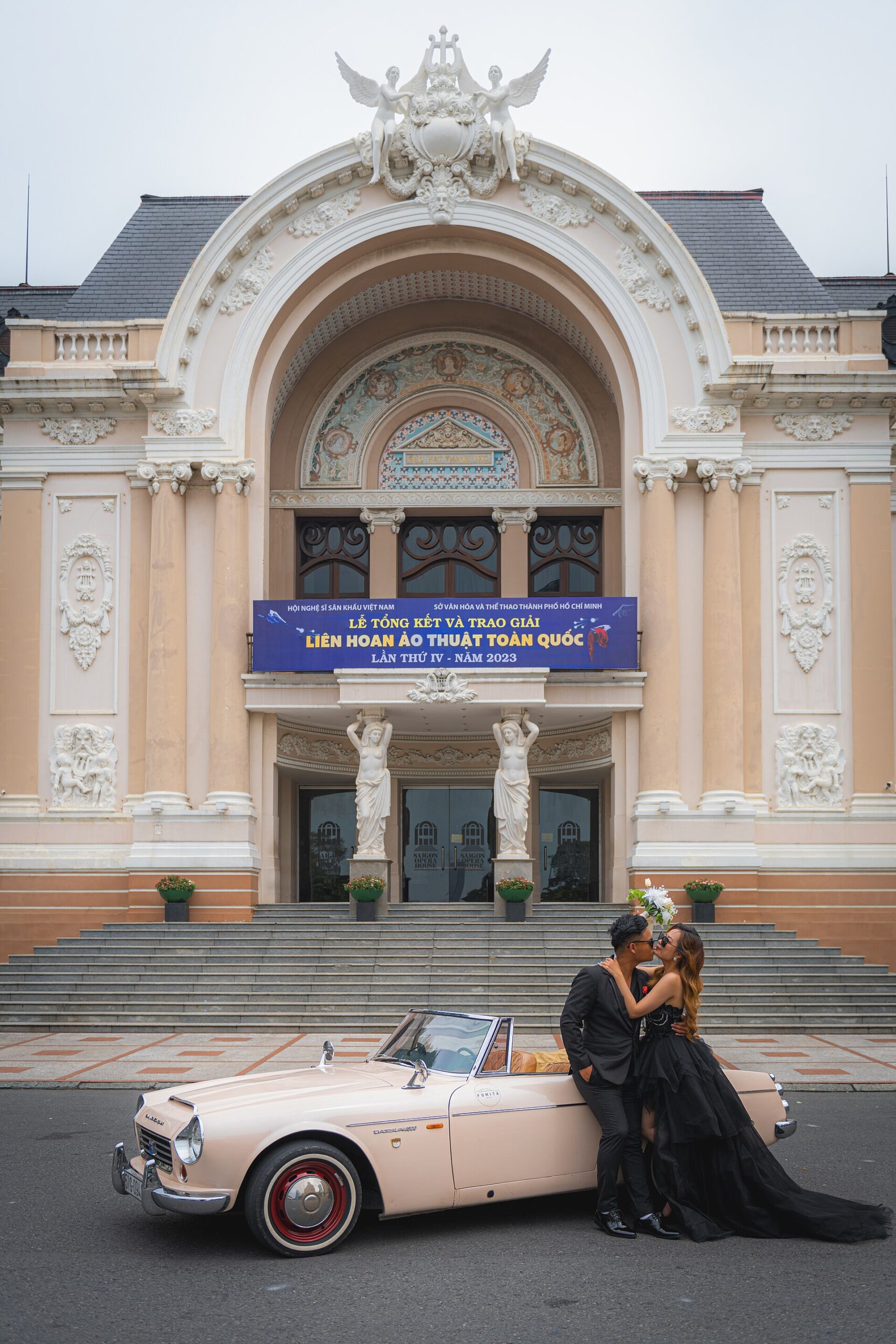 西貢歌劇院同樣是法國殖民時期建築,風格跟教堂郵局一脈相承。