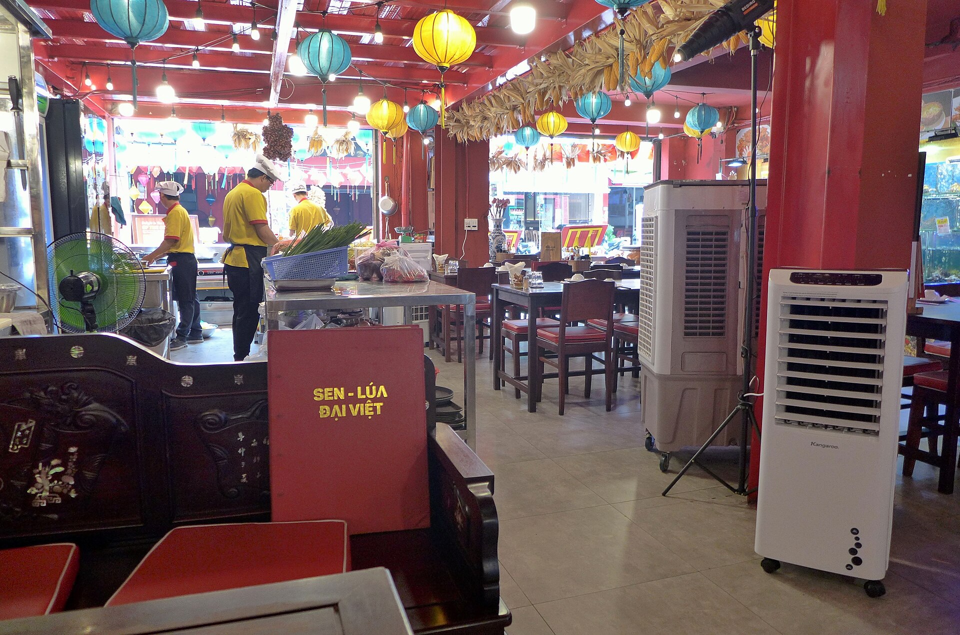 胡志明市的餐廳空間，飯店型與商場型的裝潢風格不同。