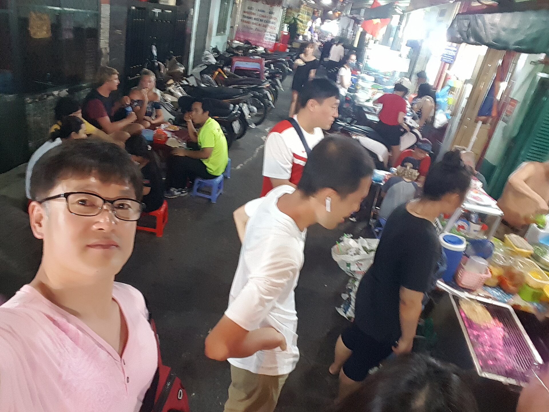 夜市裡的熱炒攤,晚上七點後才是人潮高峰。